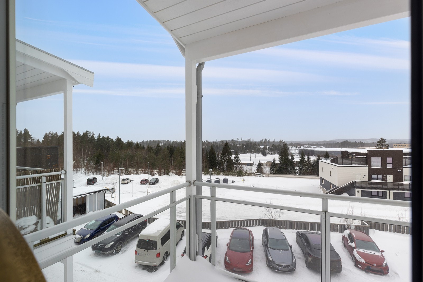 Balkongen har kveldssol og utsikt mot natur Galleribilde