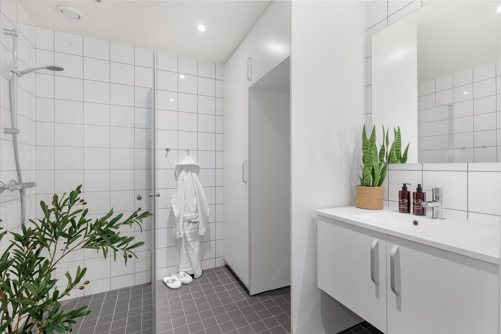 God oppbevaring i baderomsmøbel og plass til vaskemaskin Galleribilde