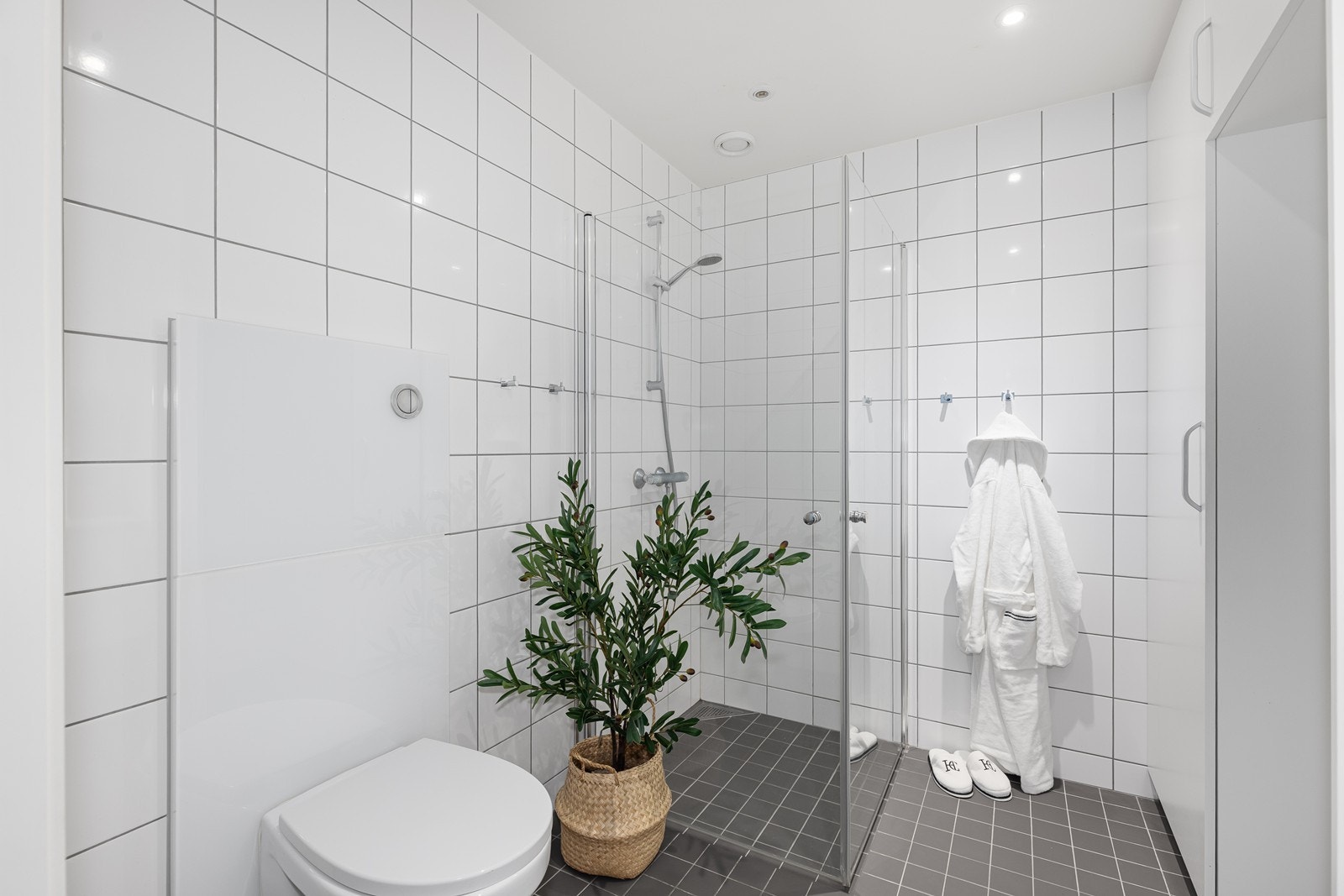 Lyst, flislagt bad av fin størrelse Galleribilde