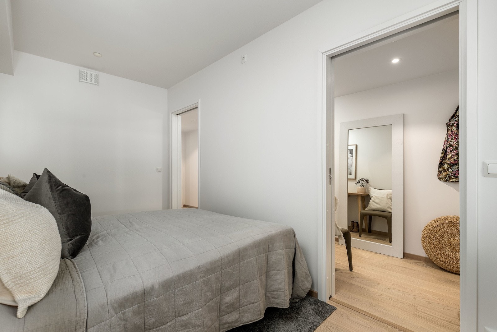 Lyst og innbydende hovedsoverom. Galleribilde