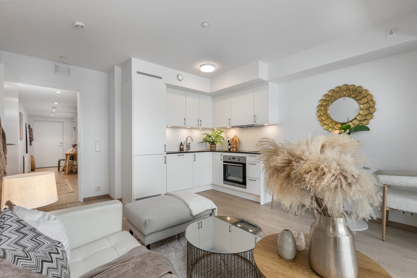 Gulvet i leiligheten er belagt med flott 1-stavs hvitpigmentert eikeparkett som strekker seg sømløst inn i de øvrige oppholdsrom Galleribilde