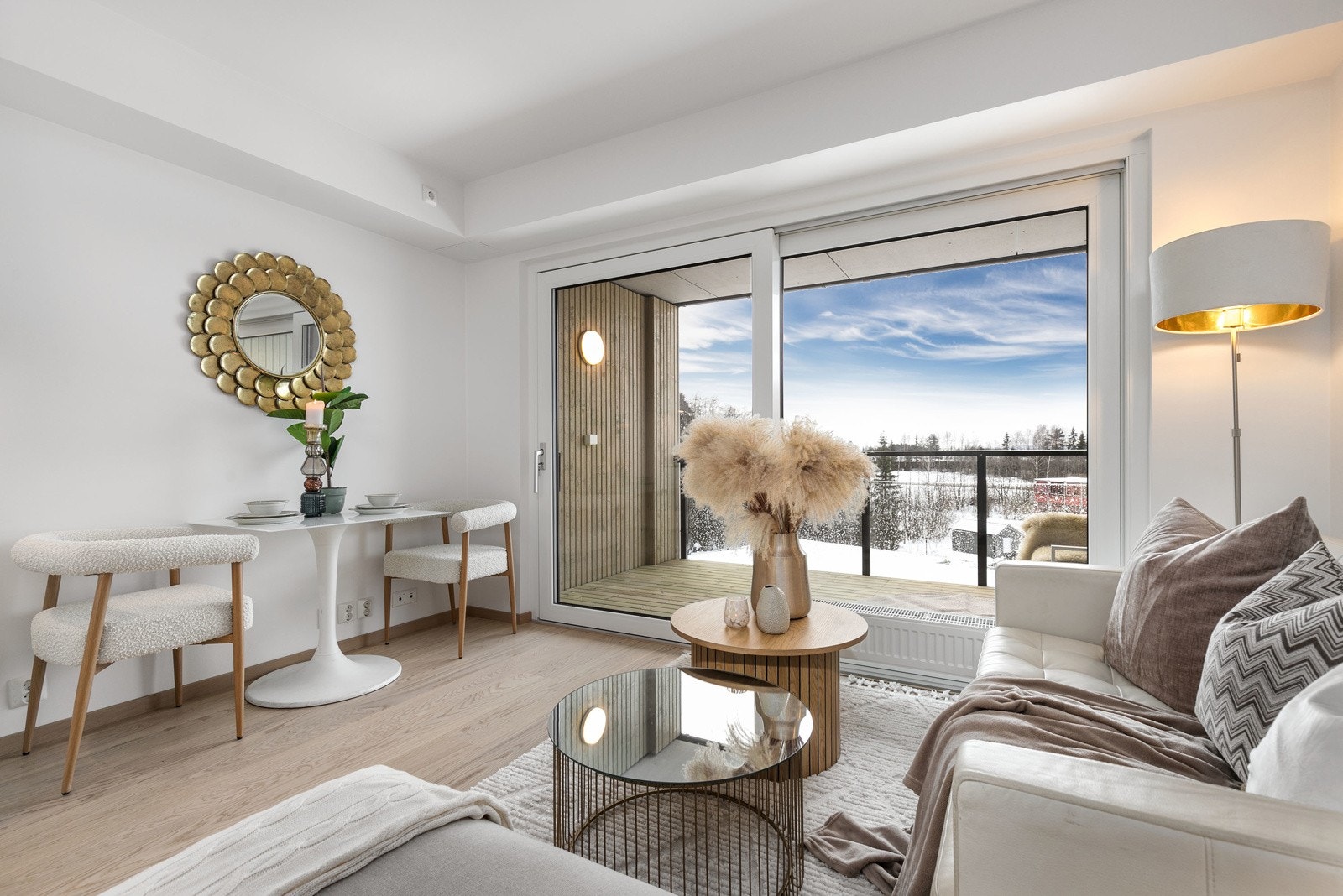 De store vinduene sørger for rikelig med lysinnslipp. Listfrie vindussmyg Galleribilde