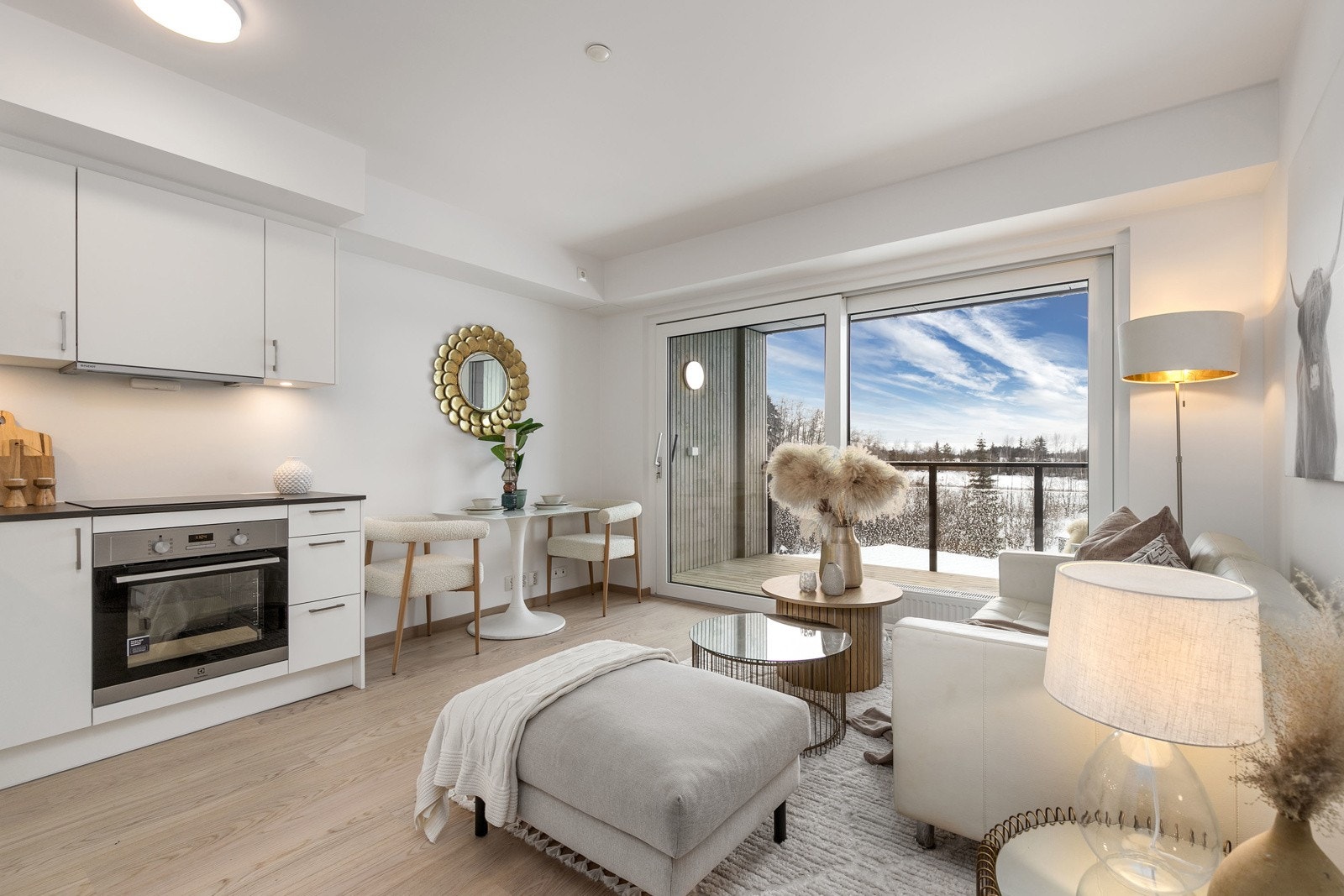 De store vinduene sørger for rikelig med lysinnslipp. Listfrie vindussmyg Galleribilde