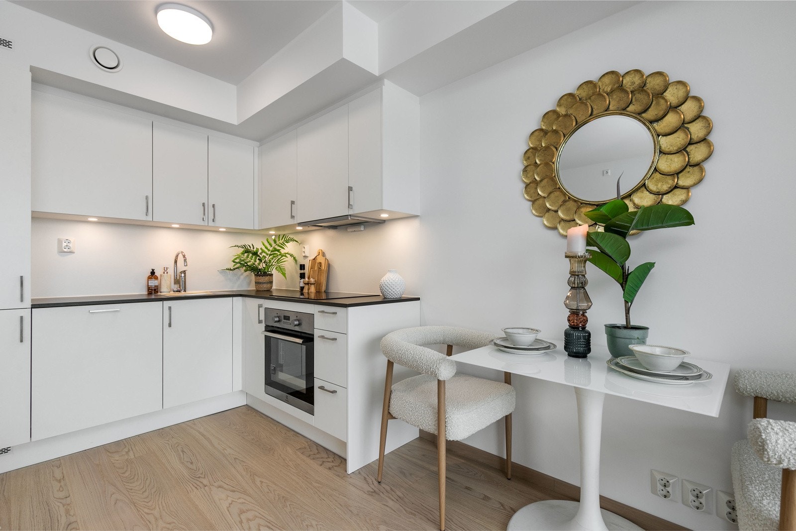 Lekkert kjøkken utformet i vinkel, med integrerte hvitevarer. Her har man alt man trenger for å tilberede alle dagens måltider. Galleribilde