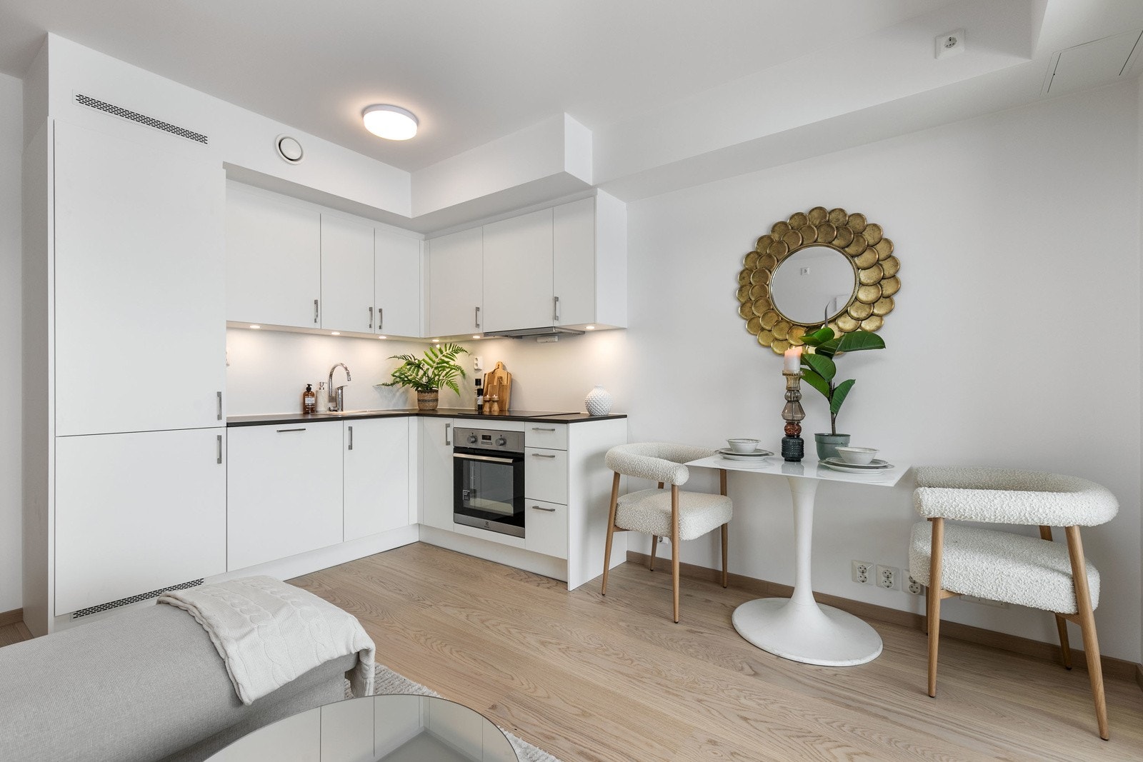 Fin avsatt plass til å sette inn et større spisebord mellom stuen og kjøkkenet. Galleribilde