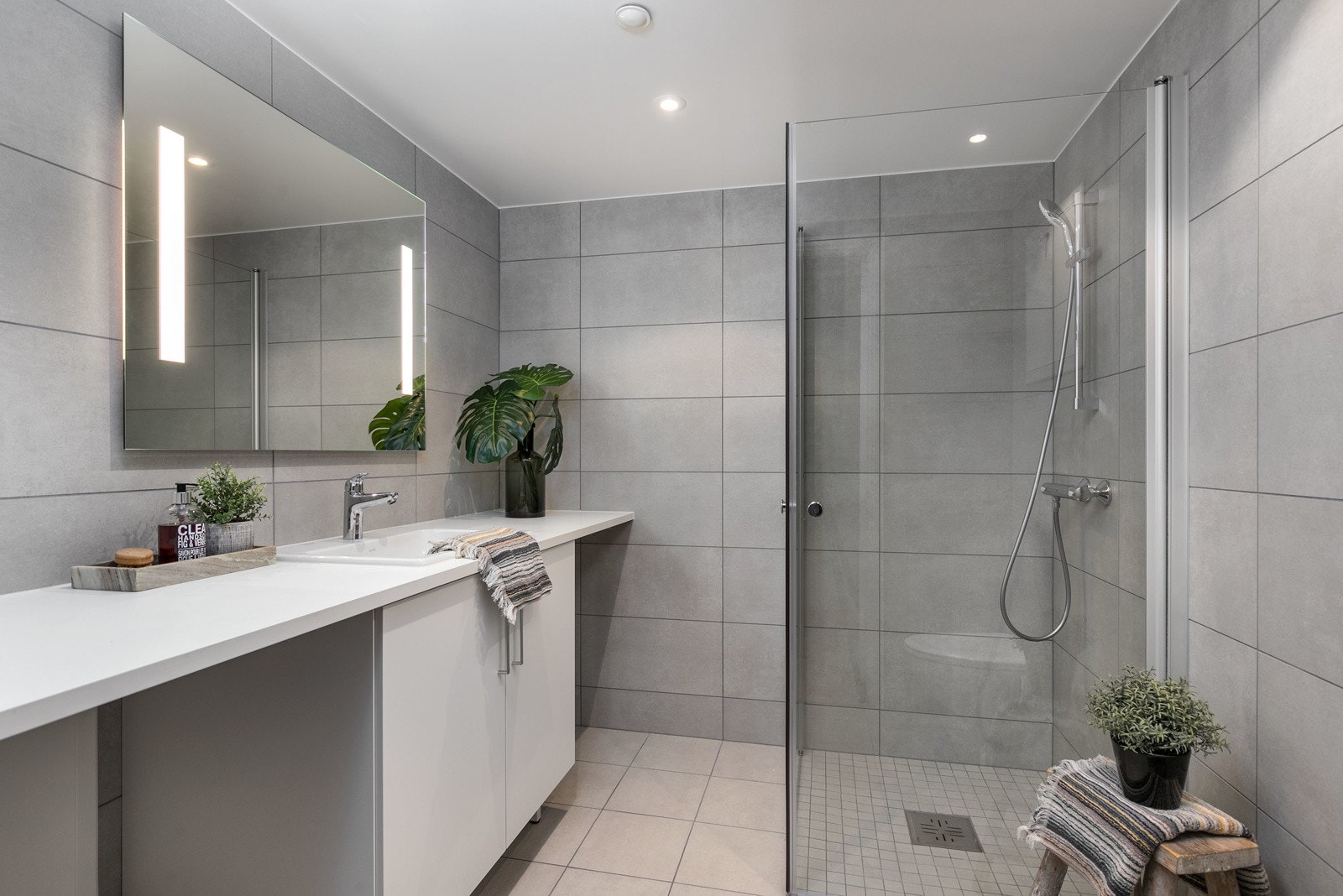 Delikat flislagt bad med alt man trenger for å få en fin start på dagen. Varmekabler i gulv. Galleribilde