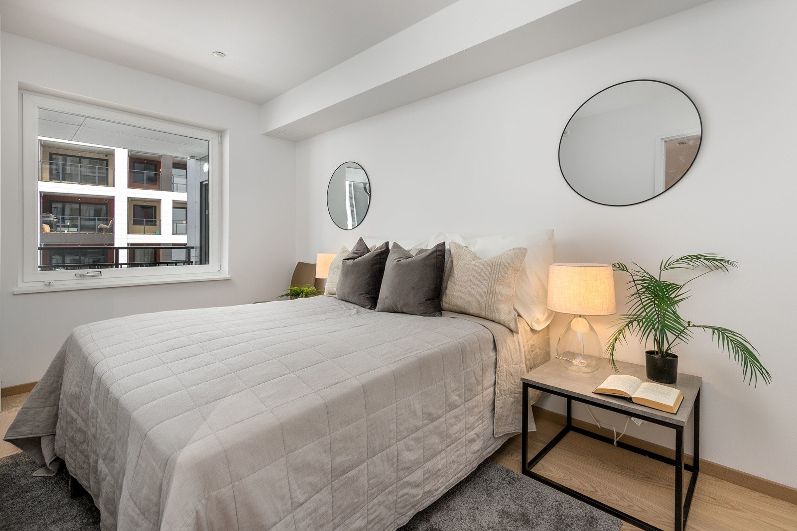 Lyst og innbydende hovedsoverom. Galleribilde