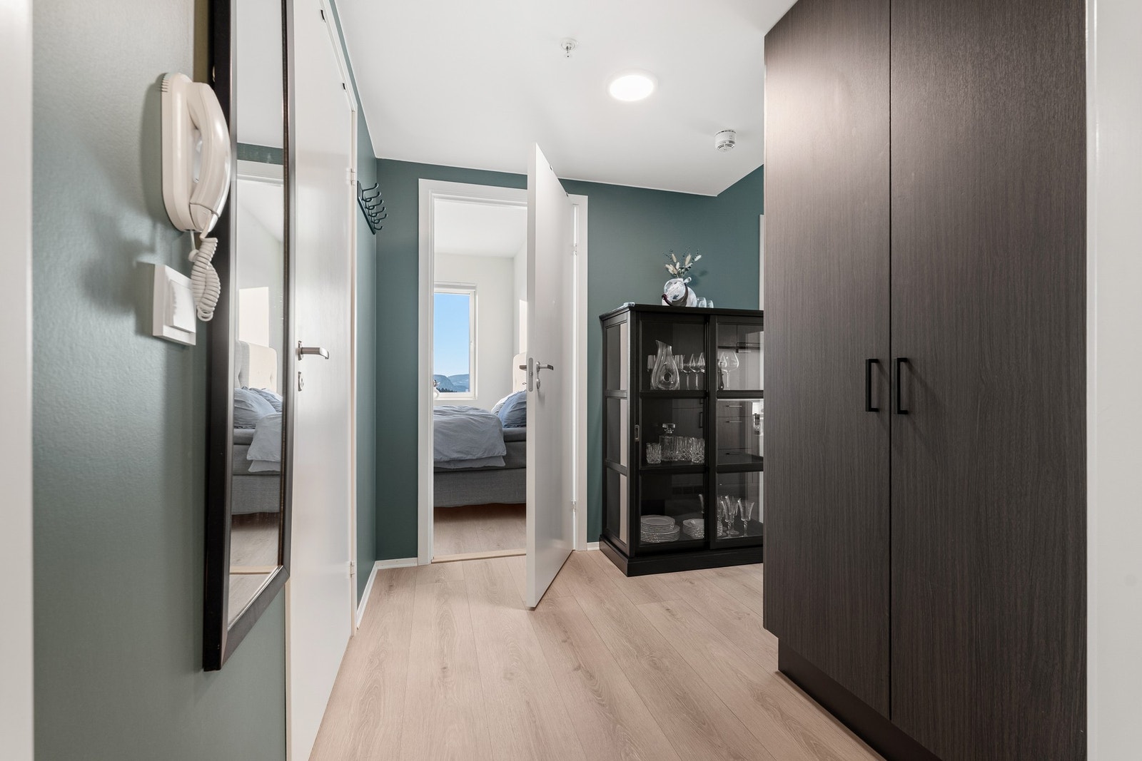 Innbydende entré med god lagringsplass. Galleribilde