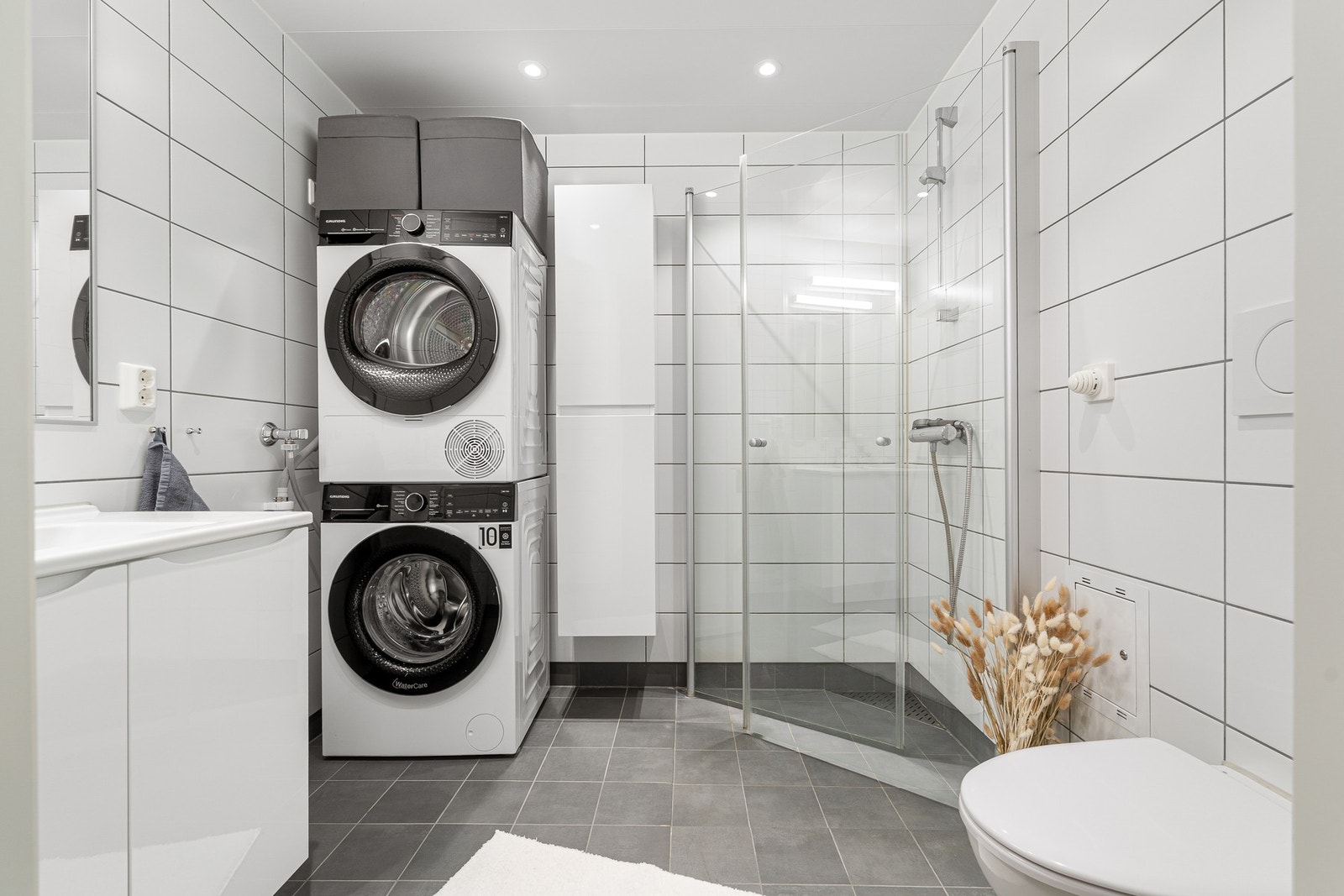 Badet har opplegg for vaskemaskin og god plass til tørketrommel. Galleribilde