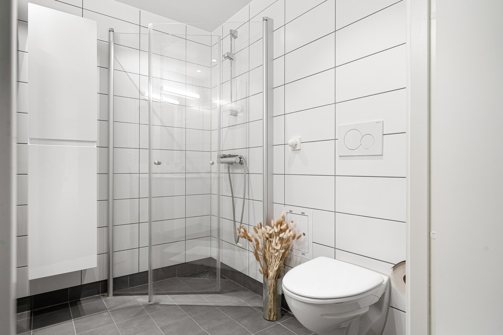 Delikat og flislagt bad med varme i gulvet. Galleribilde