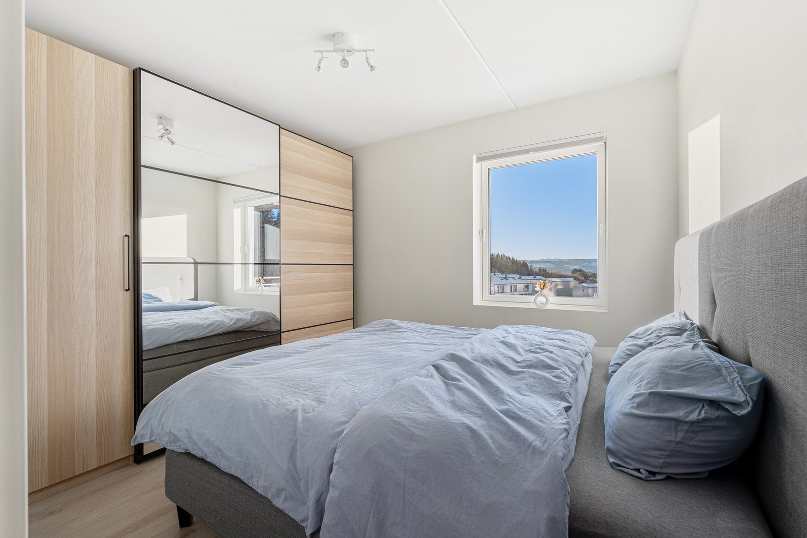 Rikelig med lagringsplass i stort garderobeskap Galleribilde