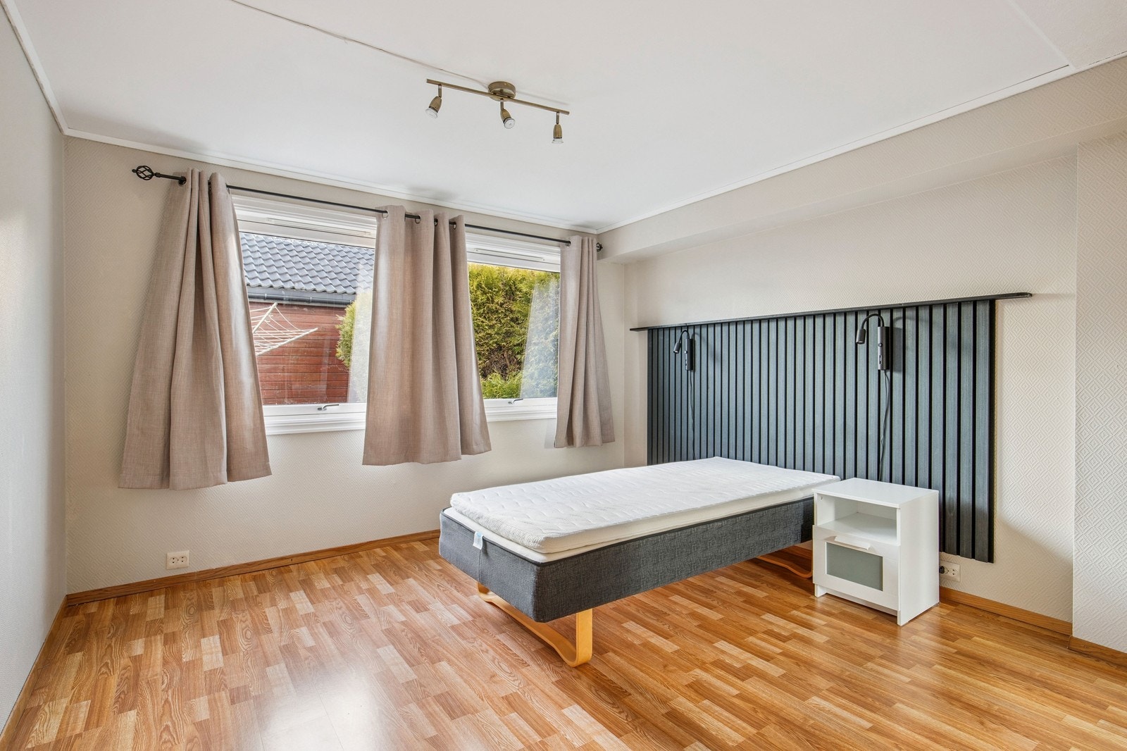 Soverom to Galleribilde