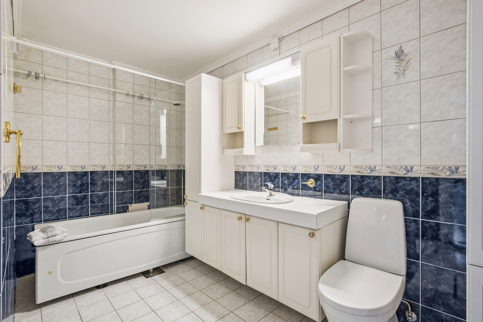 Bad med badekar/dusj, wc, servantskap Galleribilde