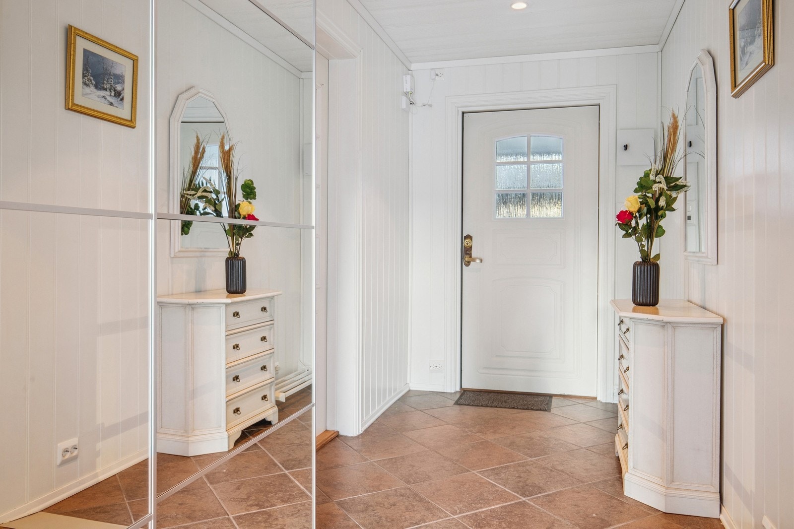 inngangsparti med garderobeskap Galleribilde