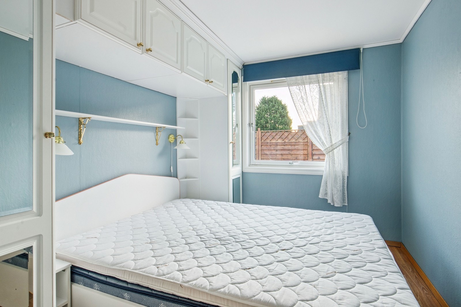 Soverom med sdobbelseng og skapplass Galleribilde