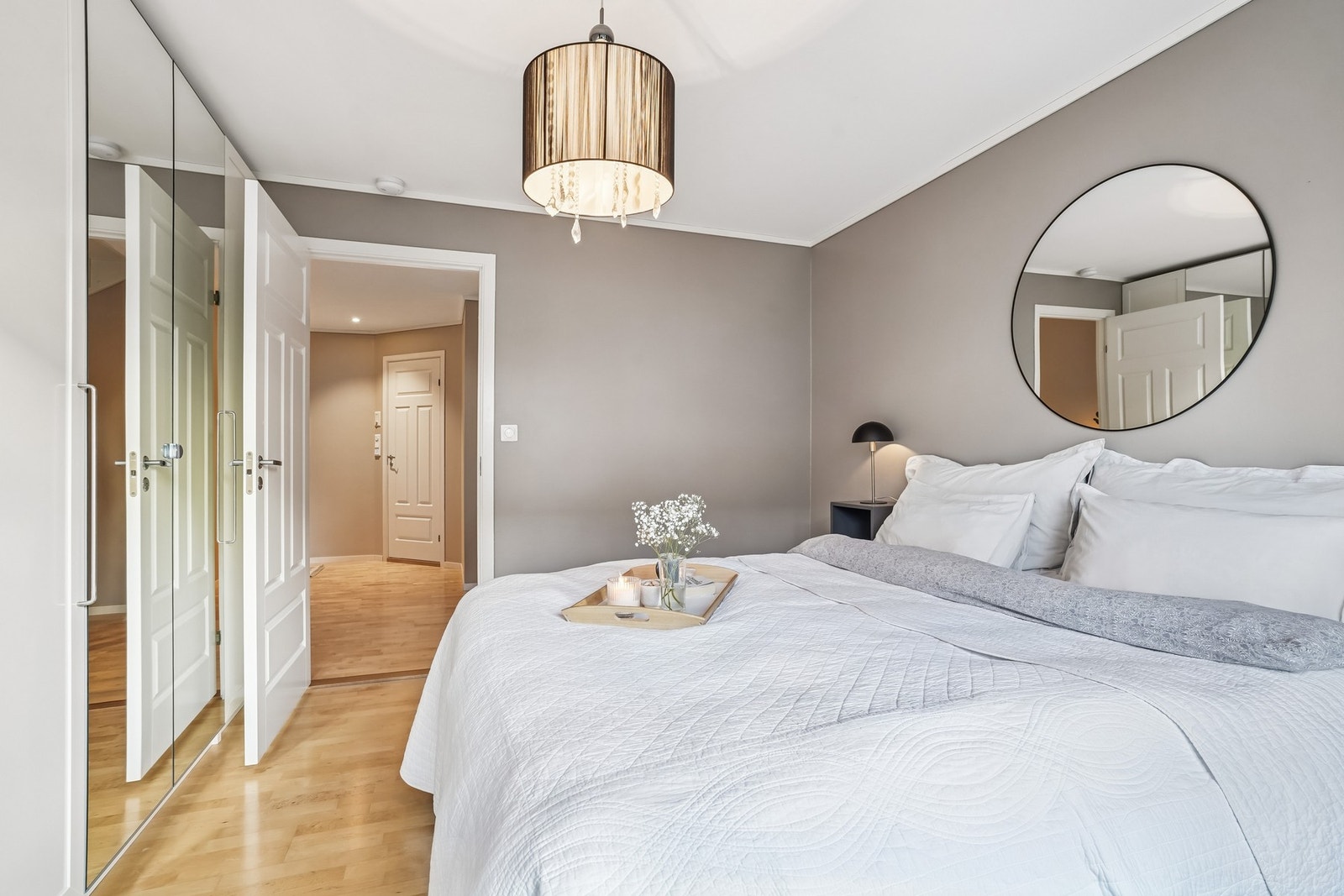 Hovedsoverommet er innredet med dobbeltseng, nattbord og garderobeskap for oppbevaring. Galleribilde