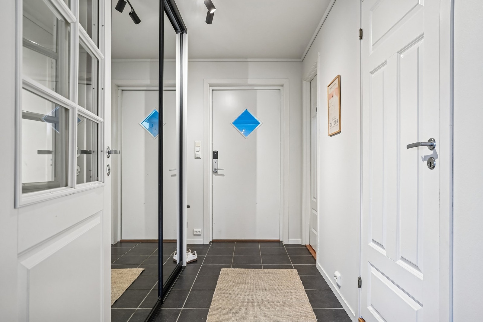 Adkomsten til boligen er både trygg og enkel for liten og stor. Velkommen inn! Galleribilde