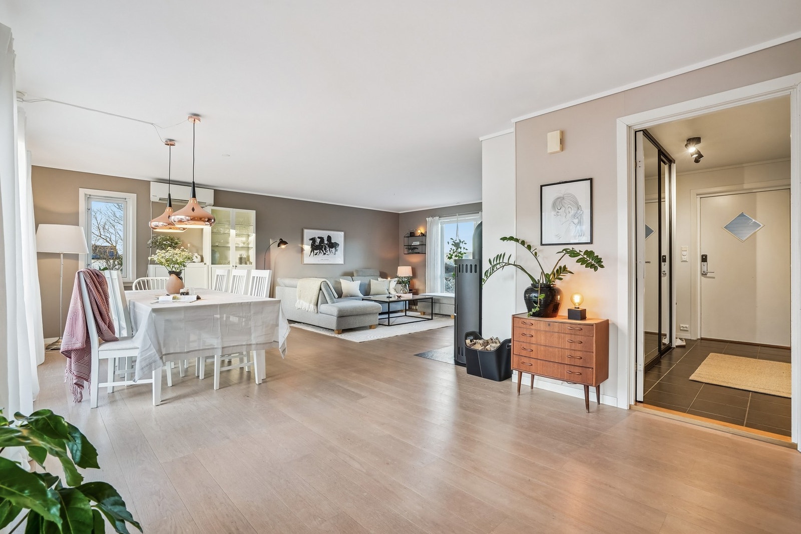 Stor og romslig stue på ca. 39 kvm belagt med 1-stavs eikeparkett. Galleribilde