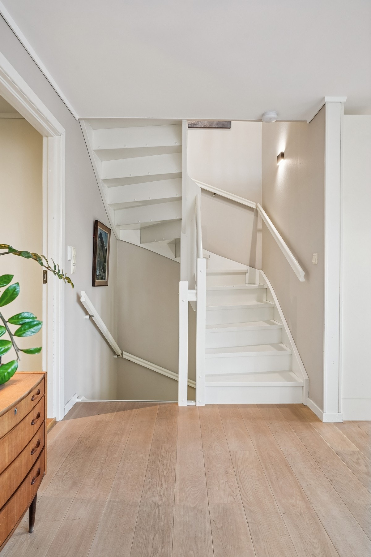 Vi tar turen ned til underetasjen, hvor vi blant annet finner tre soverom, bad og vaskerom. Galleribilde