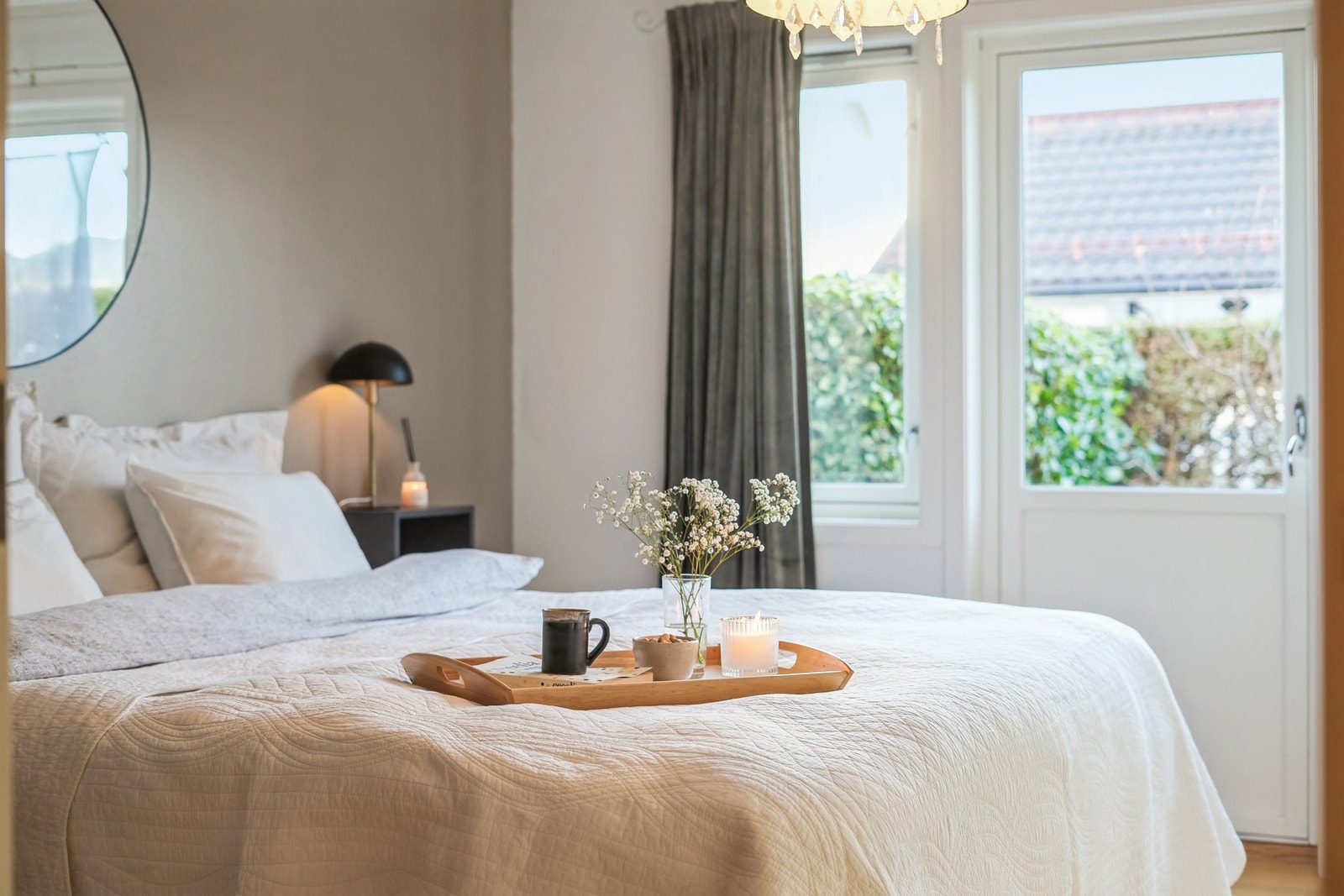 Her våkner du til godt med naturlig lys og en rolig start på dagen. Galleribilde