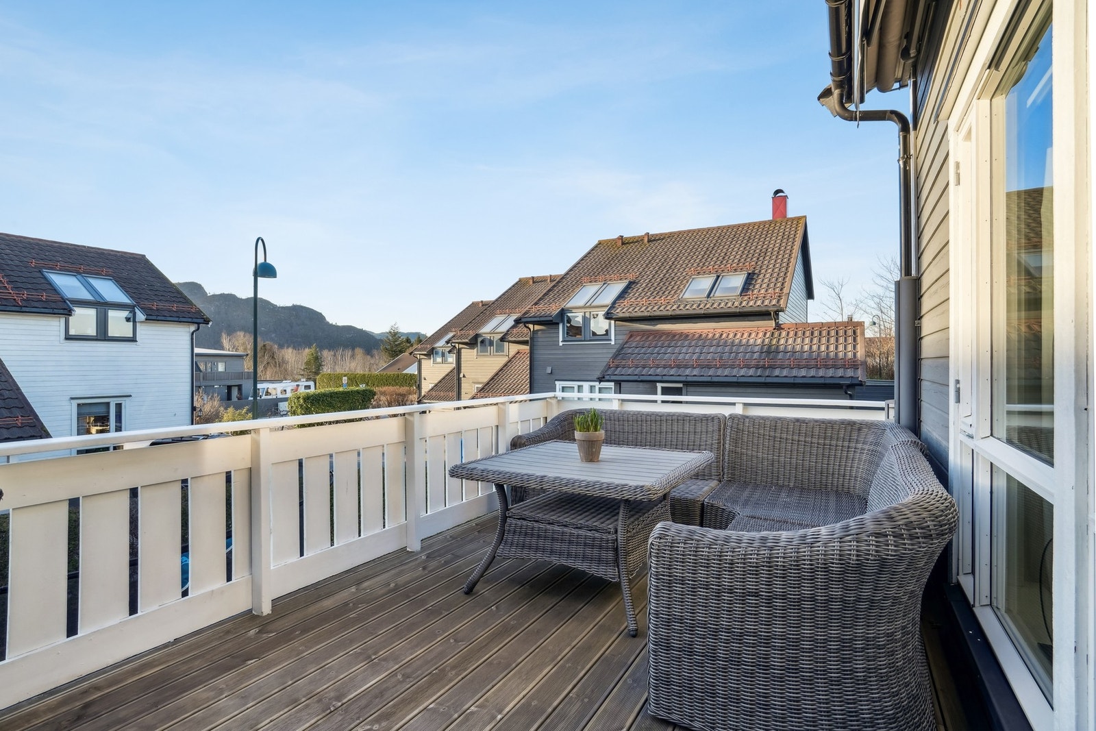 Fra stuen er det utgang til en solrik veranda på ca. 15 kvm. Galleribilde