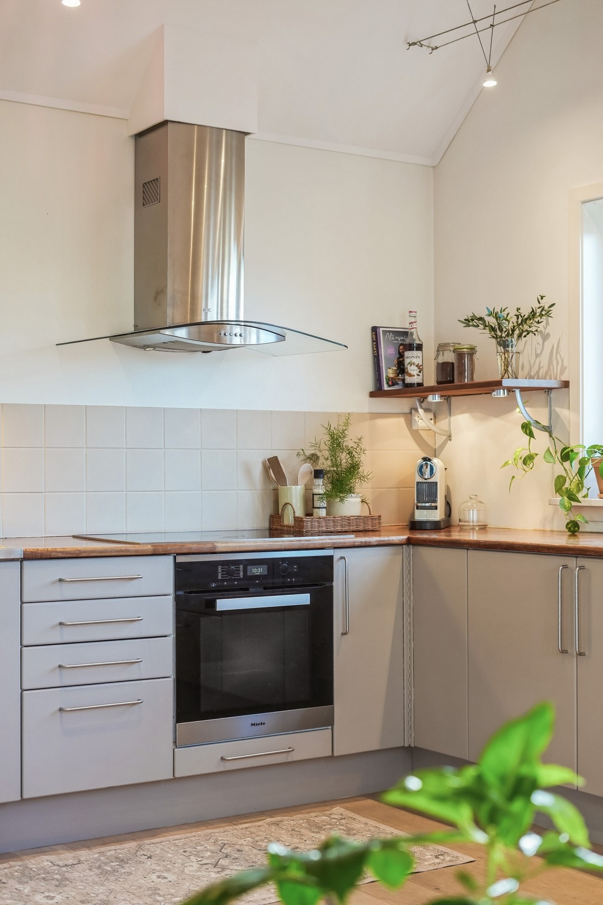 Miele platetopp med seks soner og Miele stekeovn fra 2019. Kjøkkenventilator med avtrekk ut. Galleribilde