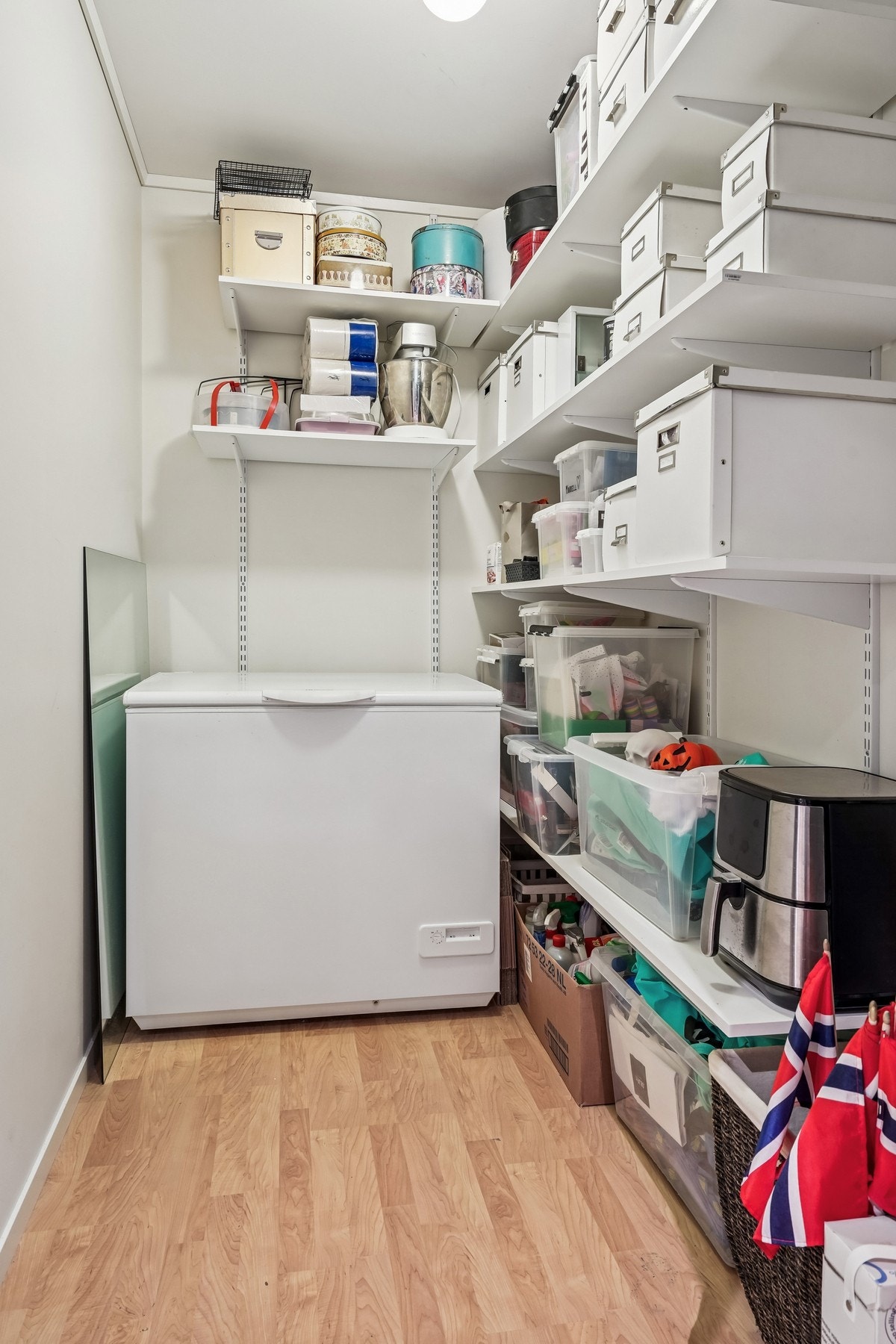 Innvendig bod i underetasje. Det er også en utvendig bod like ved inngangspartiet til boligen på ca. 5 kvm. Godt med oppbevaringsplass. Galleribilde