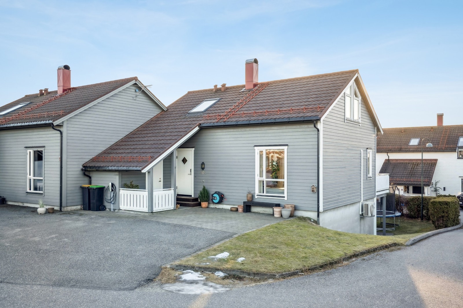 Eiendommen ligger i et barnevennlig område med kort vei til turterreng, badeplasser, skole og barnehage. Velkommen til visning! Galleribilde