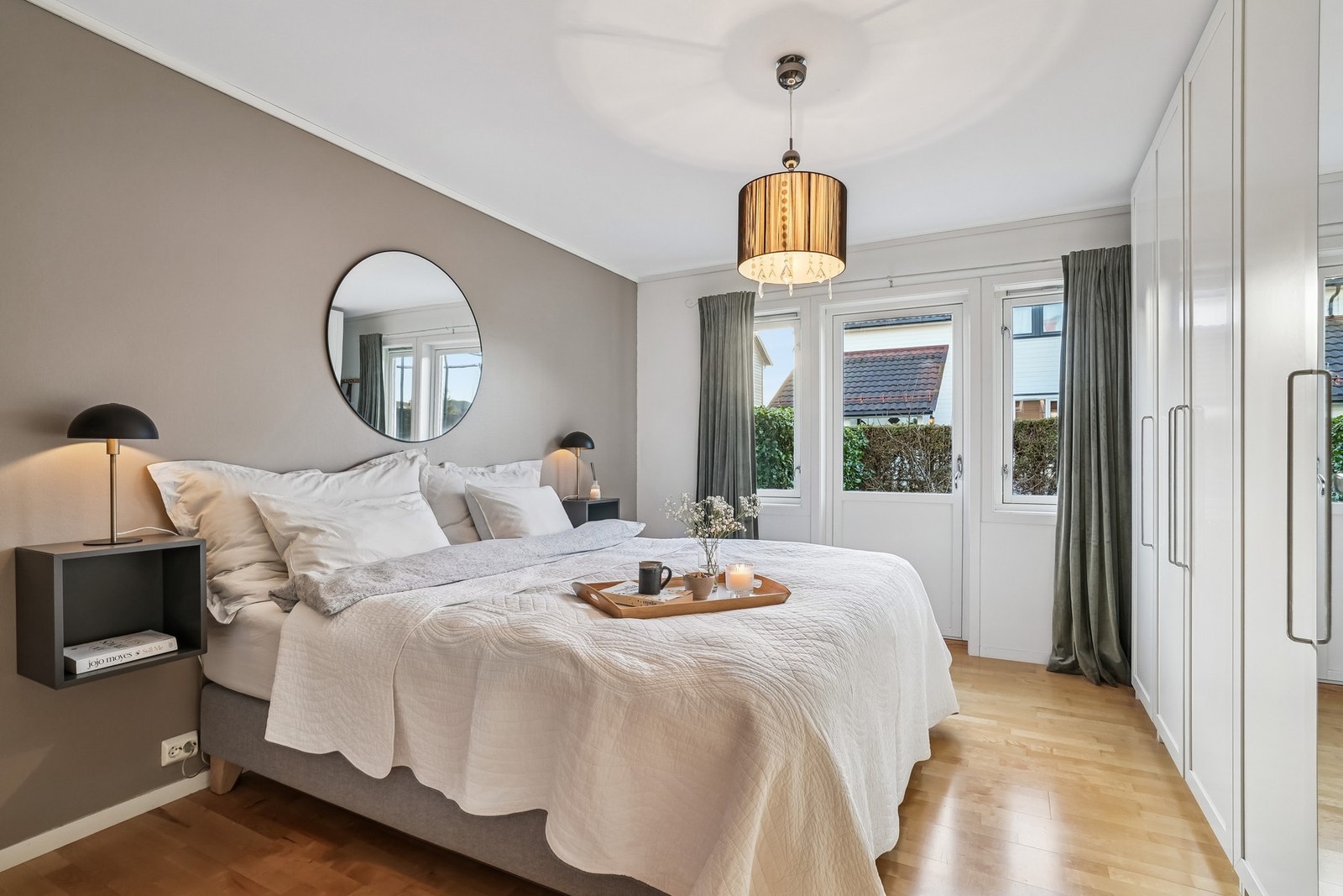 Hovedsoverommet er på 13,5 kvm, og har godt med skapplass. Utgang til hage fra rommet. Galleribilde