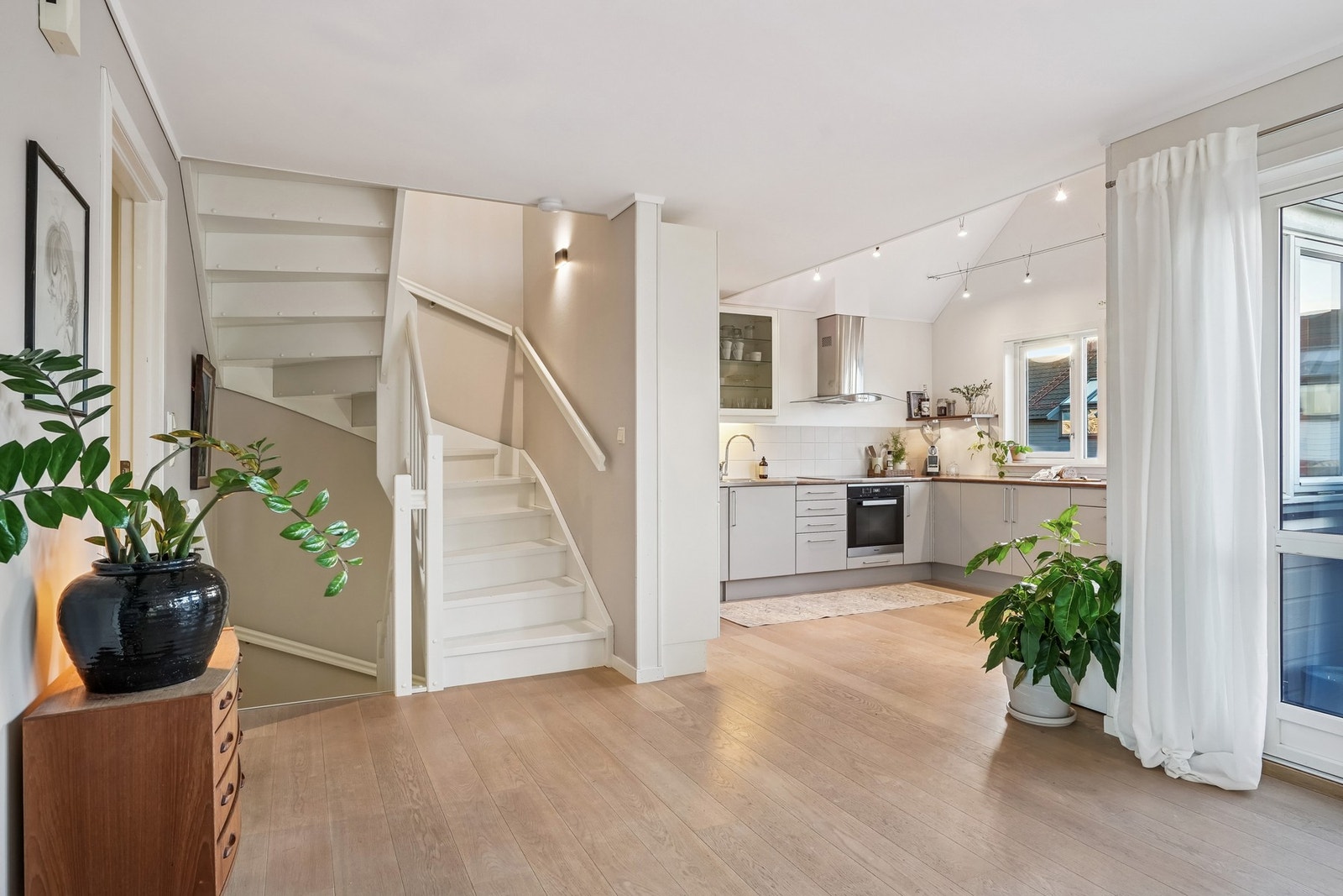 Kjøkkenet ligger adskilt men samtidig i åpen løsning mot stuen. Galleribilde