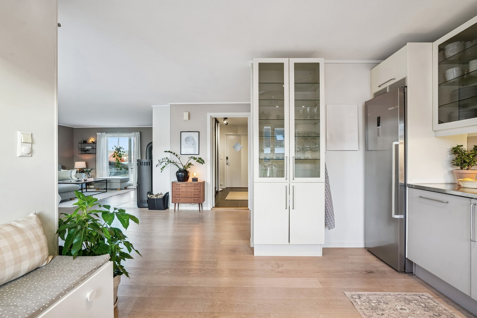 Det er egen nisje for kjøleskap på kjøkkenet. Galleribilde