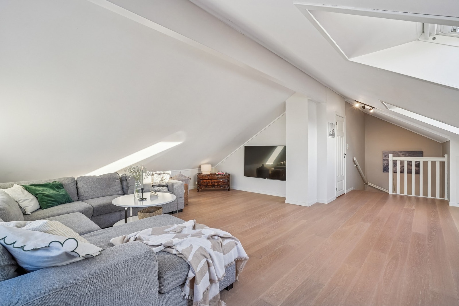 Vi beveger oss videre opp til loftet i boligen. Loftet er innredet med stue og ett soverom (ikke omsøkt - se salgsoppgave for mer informasjon). Galleribilde