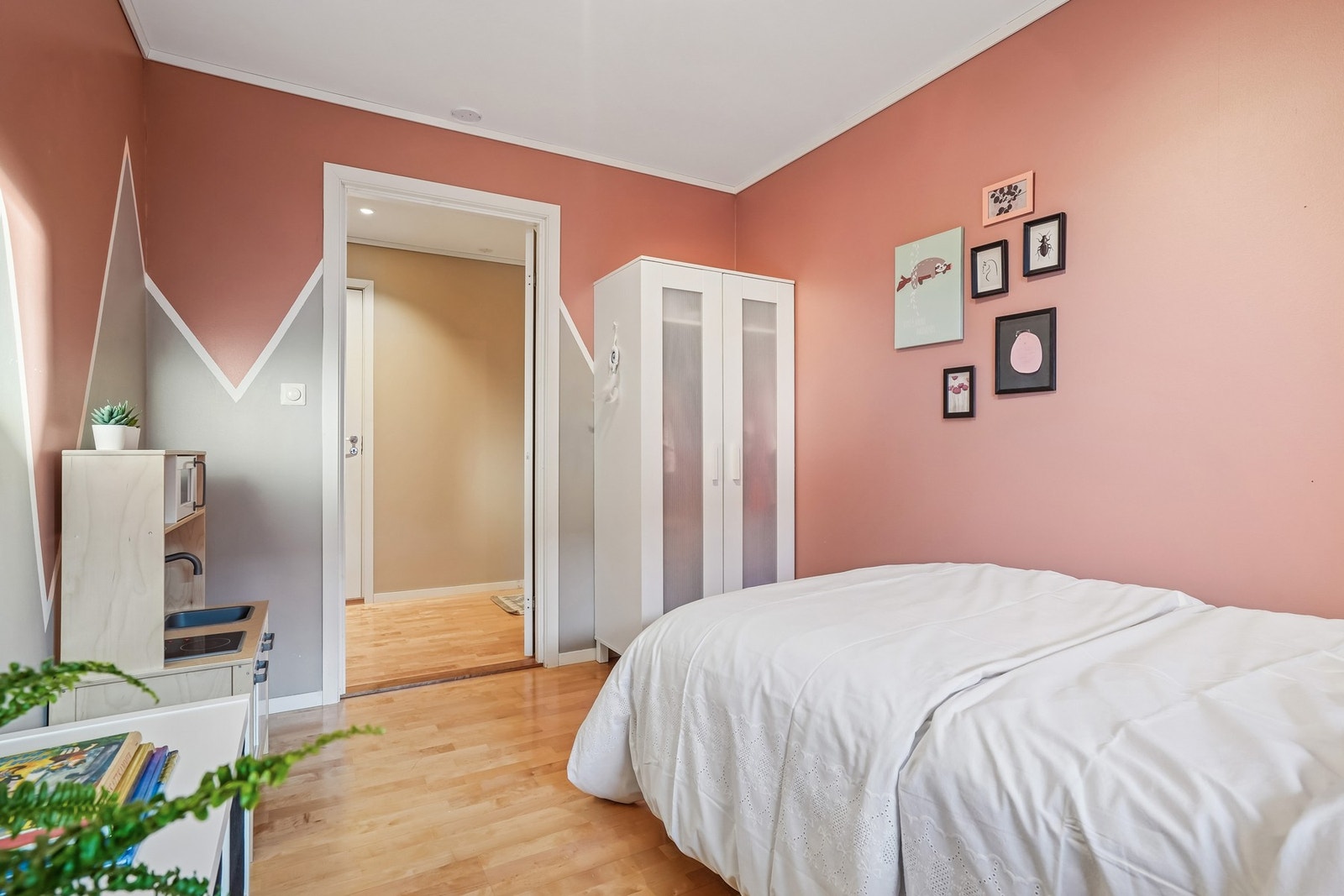 Innredet med seng og garderobeskap. Galleribilde