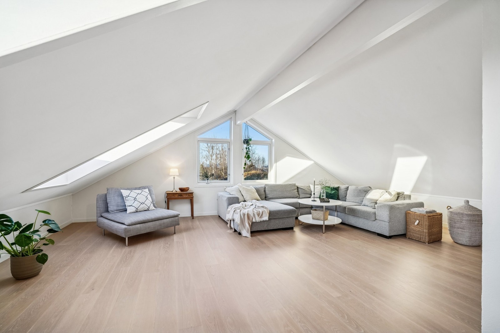 Loftstuen er det perfekte fristedet for alle i familien, om det er sene filmkvelder med venner, gaming eller lek. Galleribilde