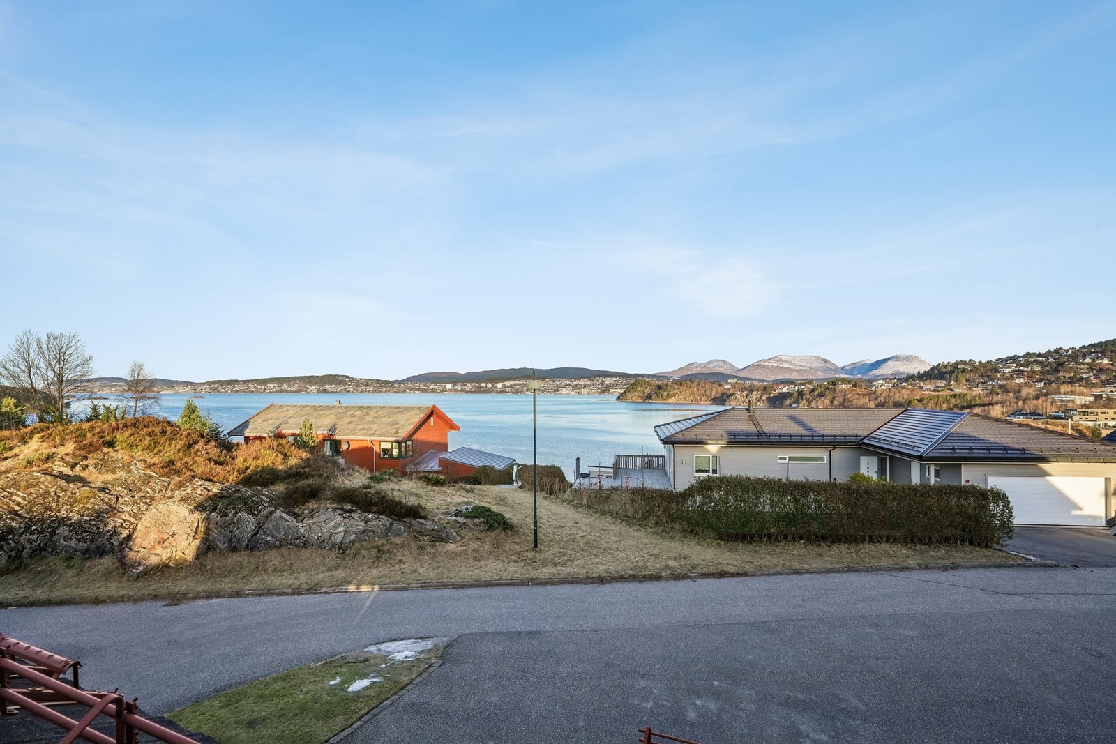 Flott utsikt mot nordvest til Åsefjorden og Ålesund. Galleribilde