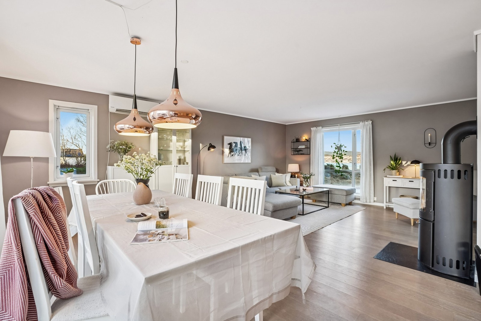 Vedovnen sørger for en lun varme, og varmepumpen gir en jevn temperatur og er energieffektiv. Galleribilde