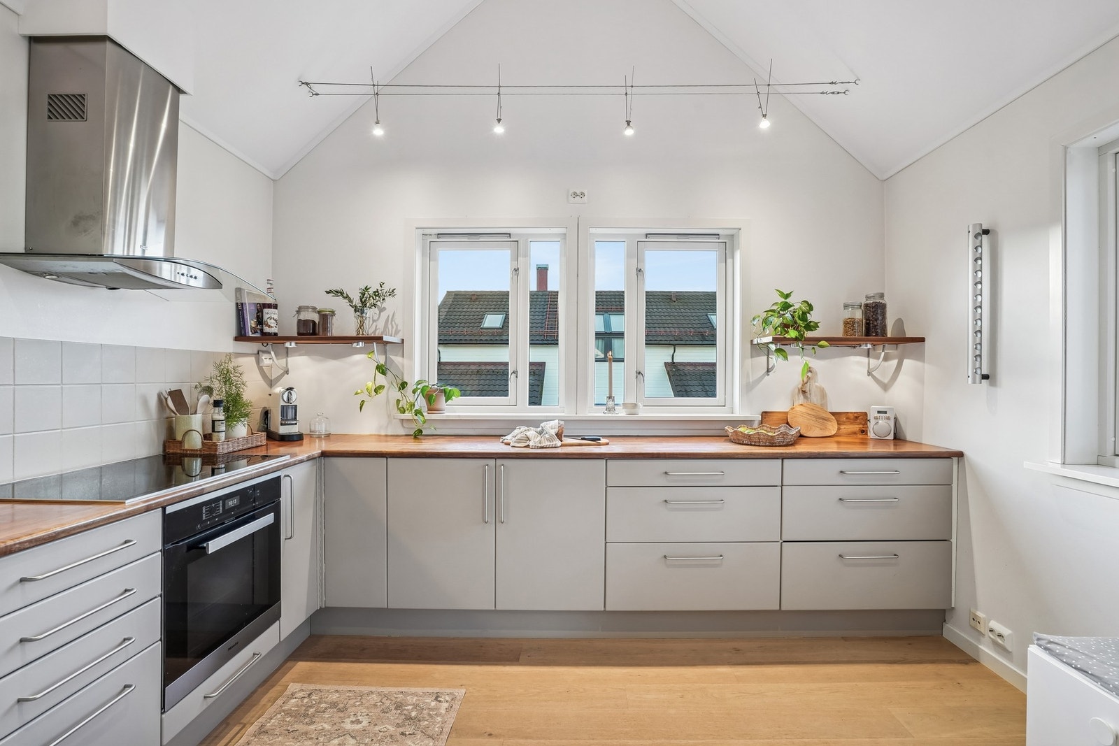 Funksjonelt kjøkken med gode arbeidsflater og oppbevaringsløsninger. Galleribilde