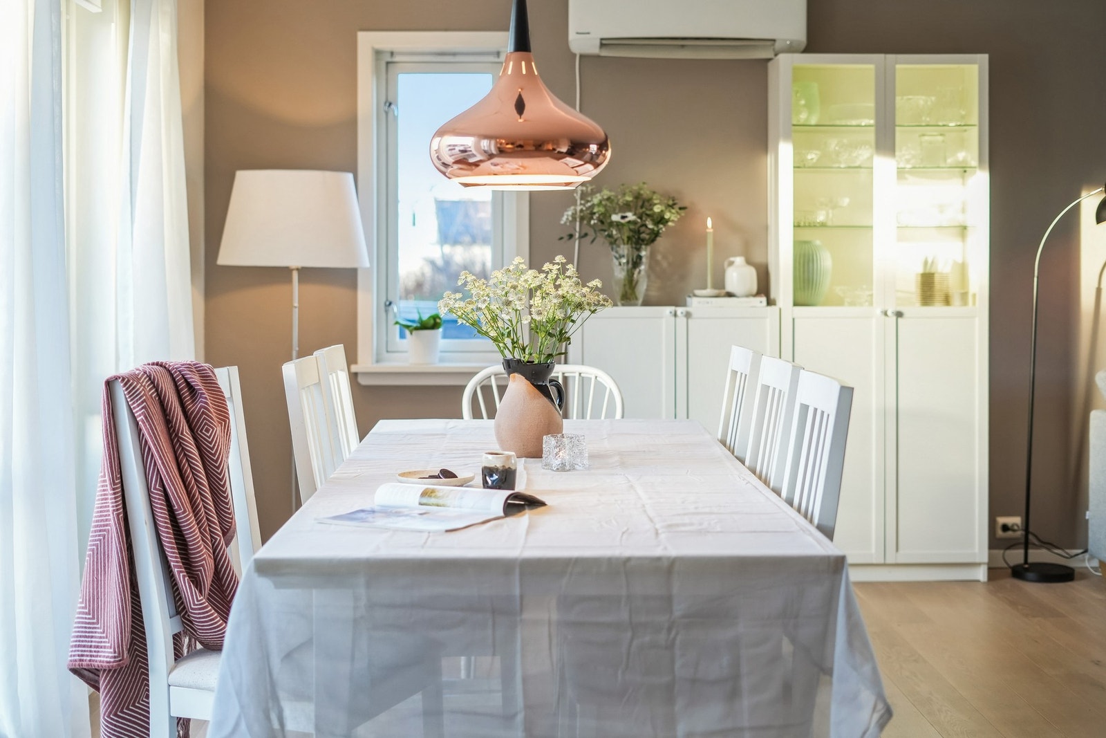 God plass til stort spisebord i stuen. Galleribilde