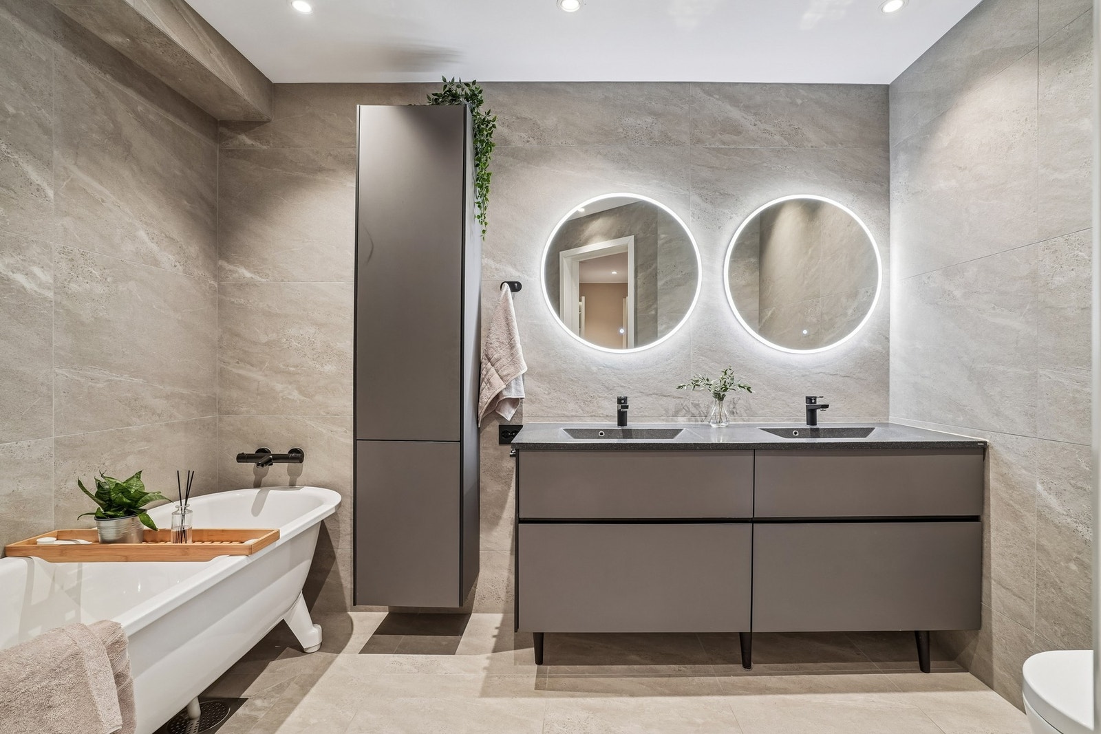 Lekkert helfliset velværebad fra 2020 med elektriske varmekabler. Galleribilde