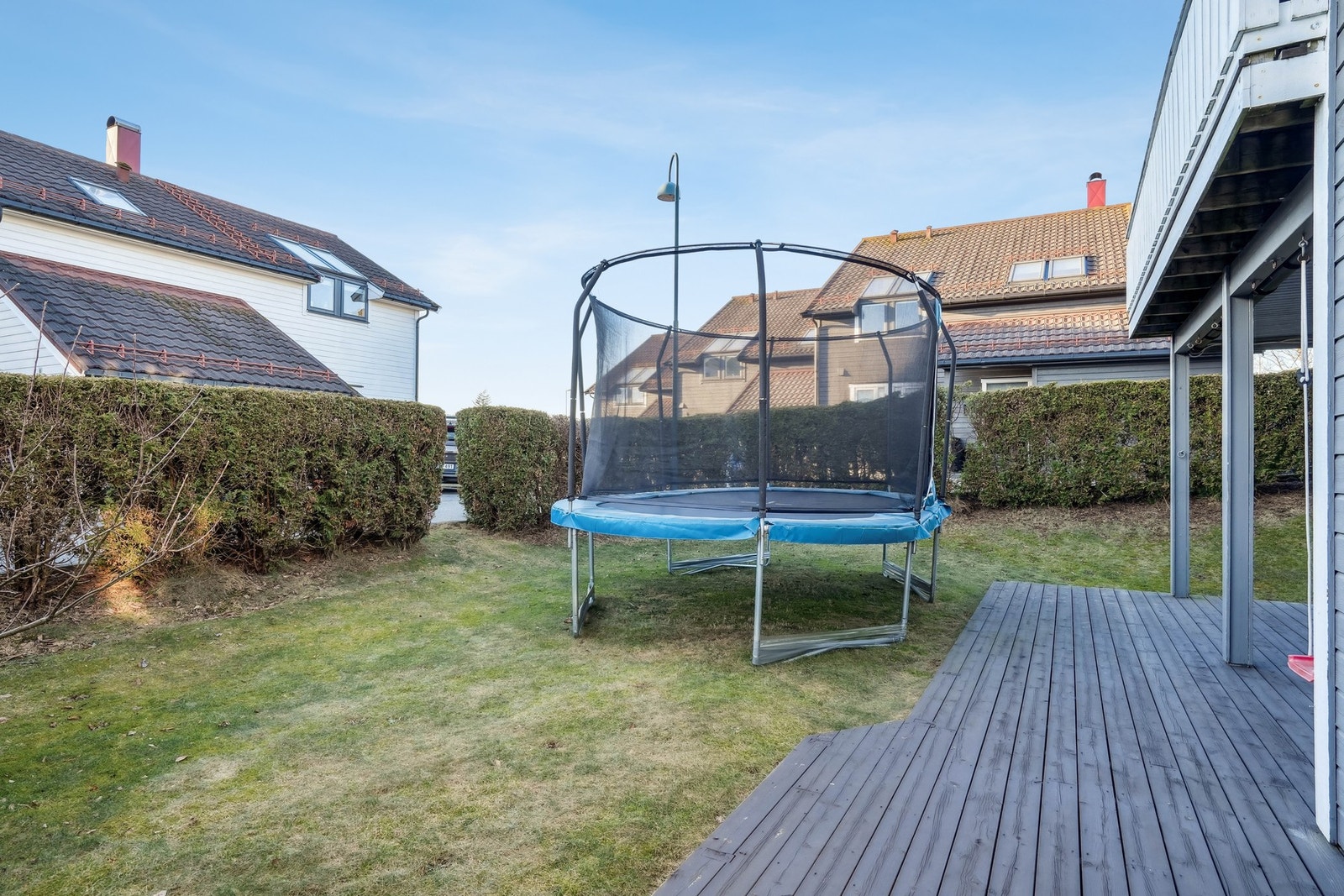Hagen er skjermet og har trygg plass for liten og stor. Det er også rom for trampoline i hagen. Galleribilde