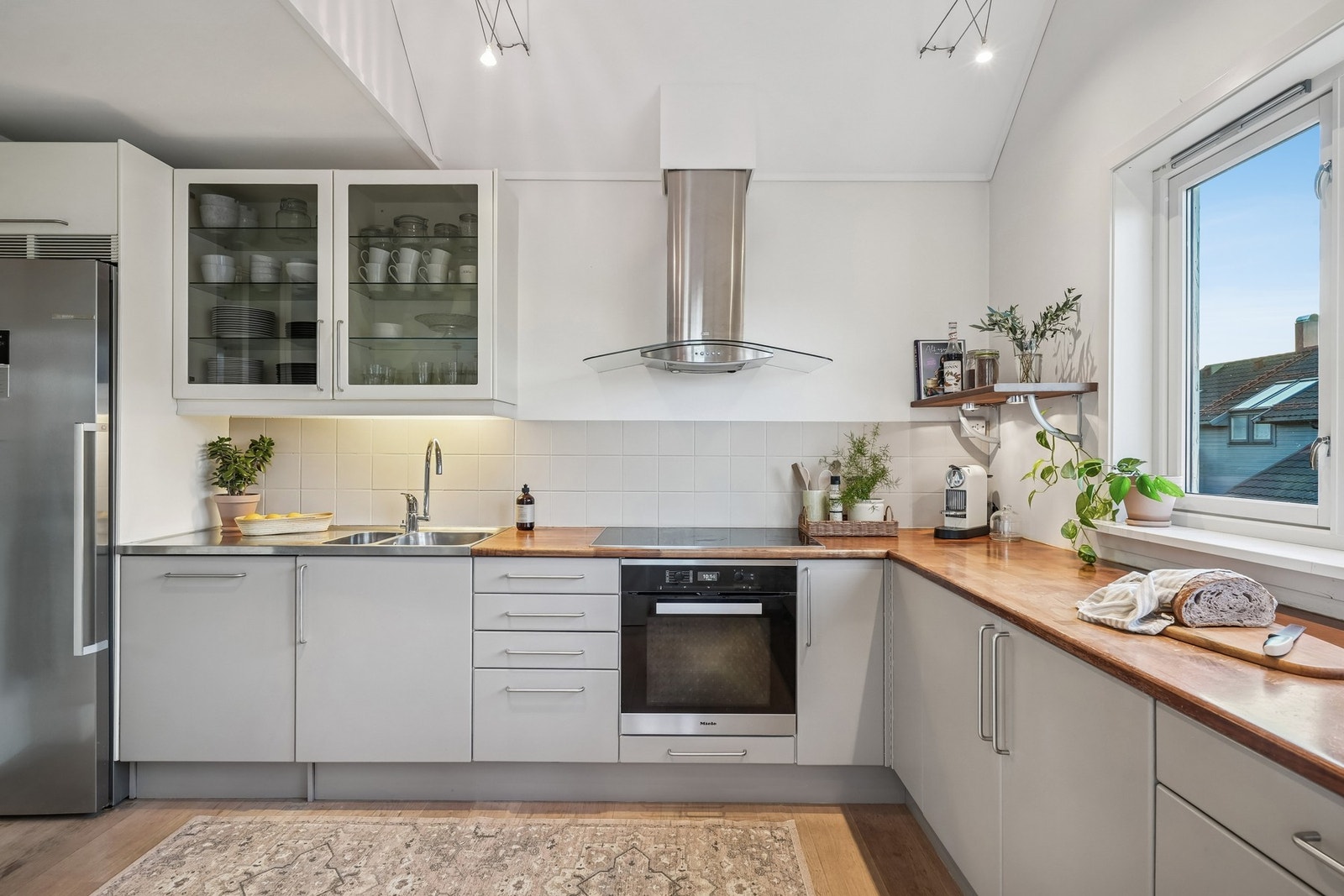 Hvitevarer som Miele induksjon platetopp, Miele stekeovn, oppvaskmaskin og kjøleskap medfølger i handelen. Galleribilde