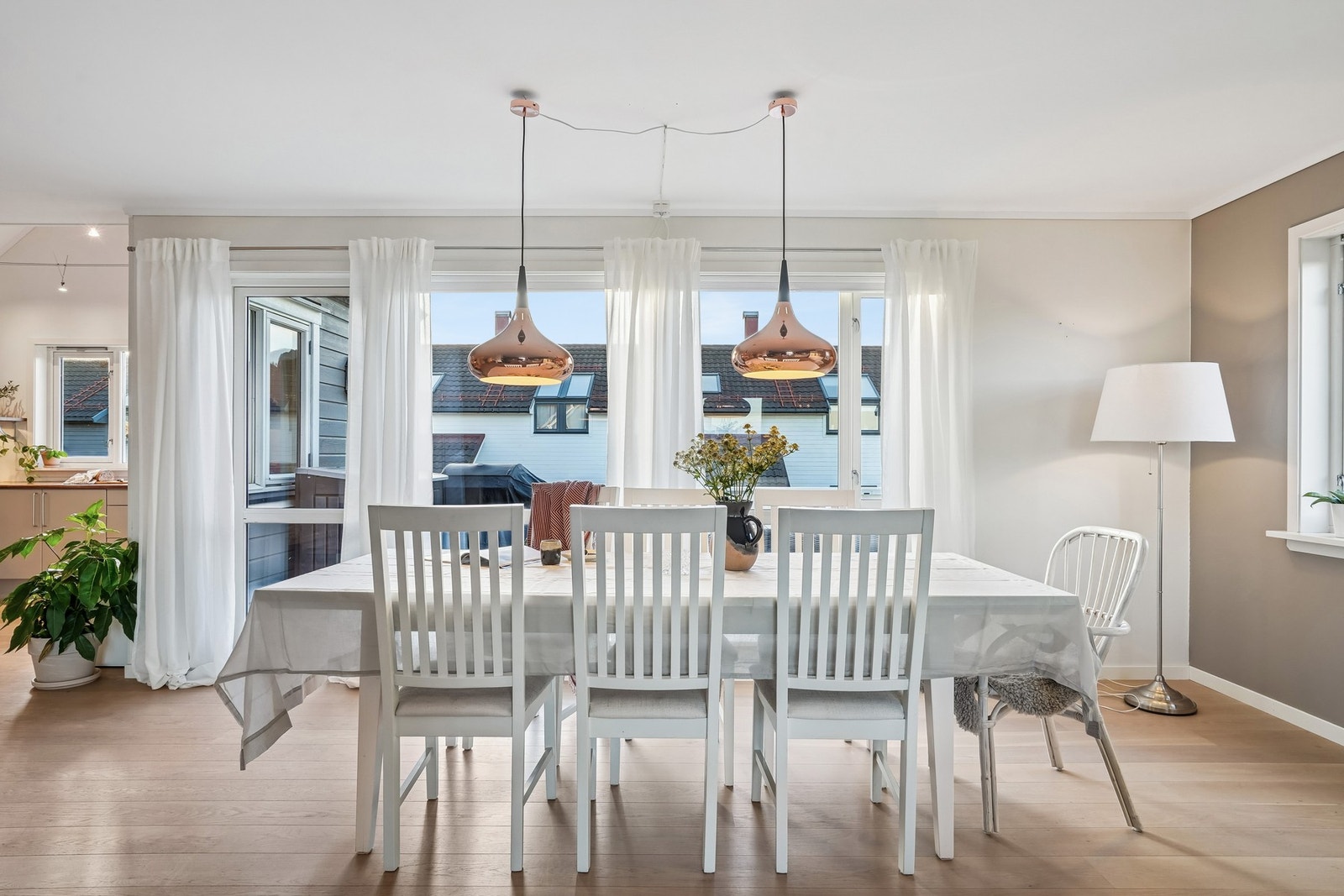 Det passer utmerket å møblere med en innbydende spisegruppe som får fint lysinnslipp fra de store vindusflatene. Galleribilde