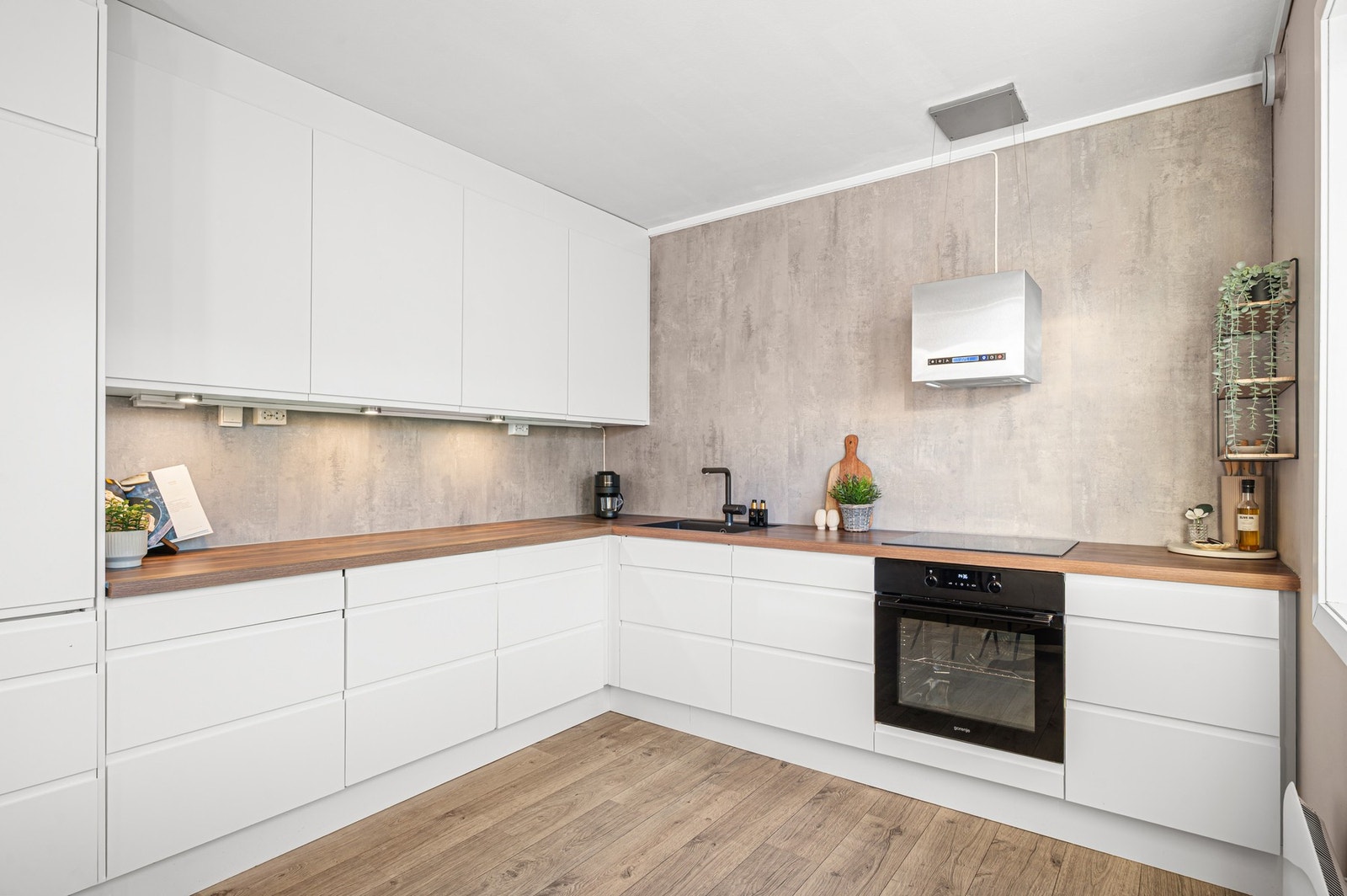 Lekkert kjøkken fra 2021 med integrerte hvitevarer som platetopp, stekeovn, oppvaskmaskin og kjøle/fryseskap. Galleribilde