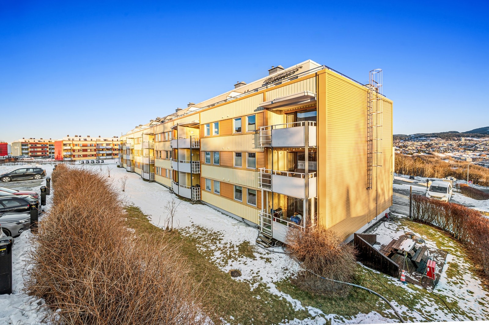 Fasade. Borettslaget er veldrevet og har fine grøntarealer og lekeplasser i nærområdet. Galleribilde