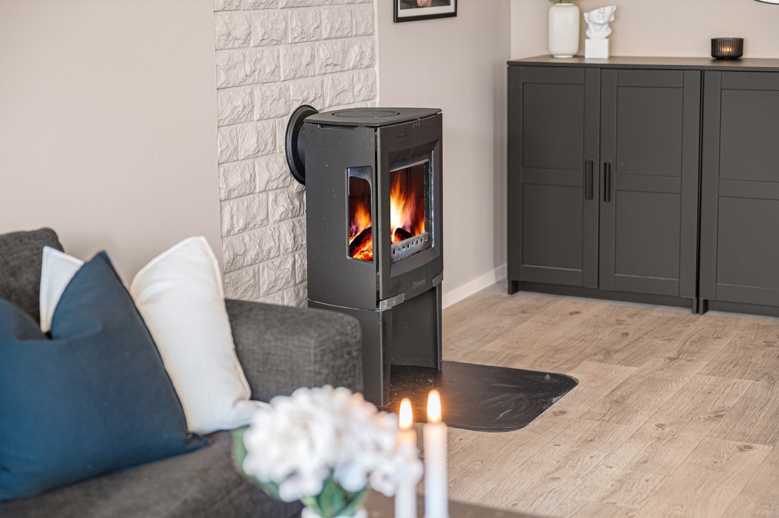 Leiligheten byr også på kvaliteter som peisovn som gir en lun atmosfære og god oppvarming på de kaldeste vinterdager. Galleribilde