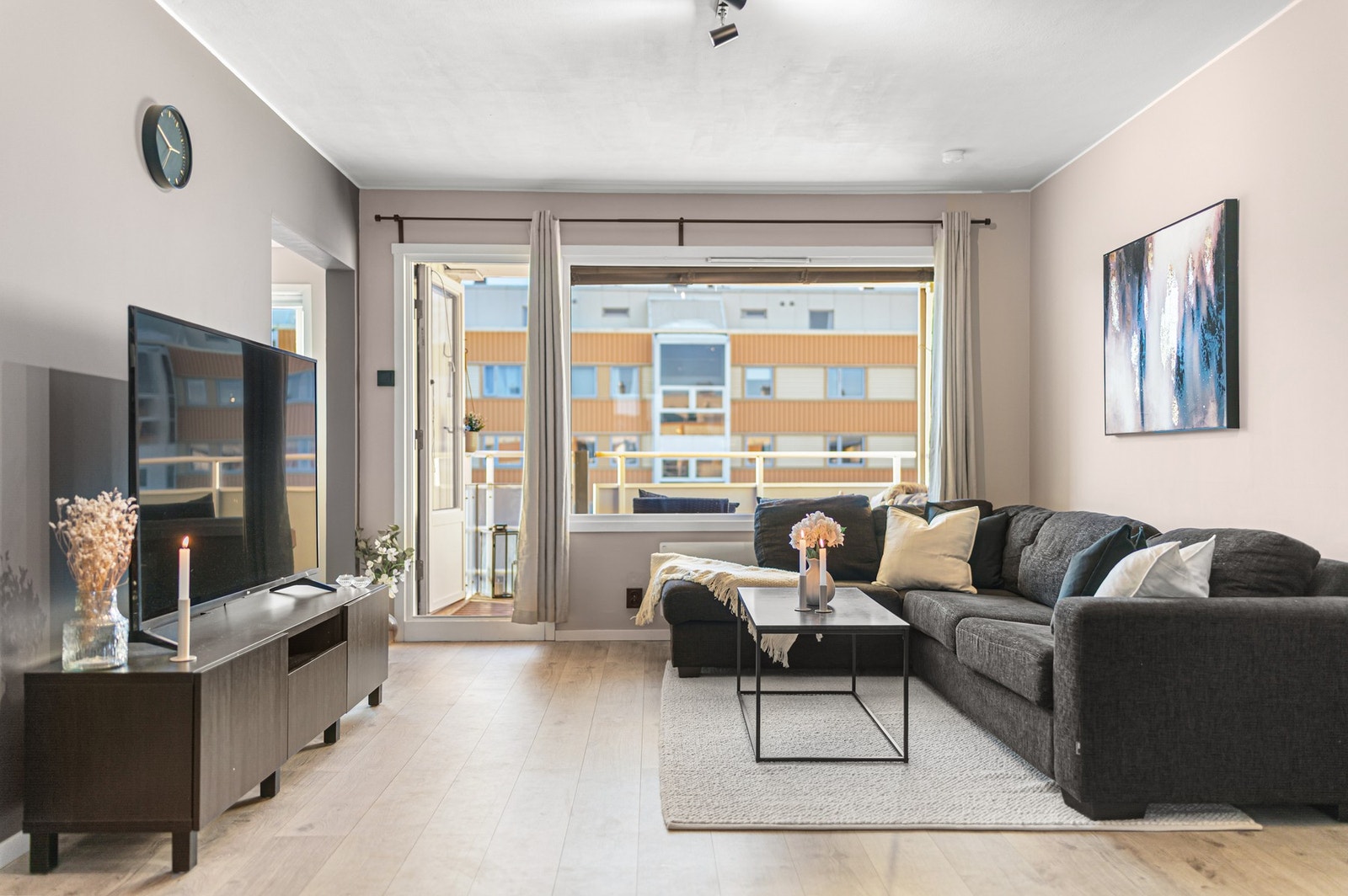 En svært flott og romslig 3-roms leilighet i 3. etasje med god beliggenhet på Hallset. Galleribilde