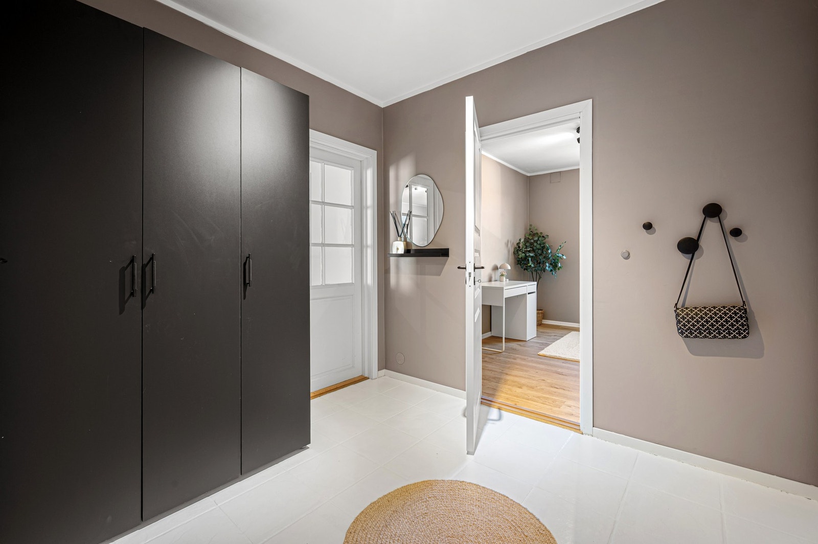 Entréen er meget romslig og har god plass til oppbevarings møblement. Galleribilde