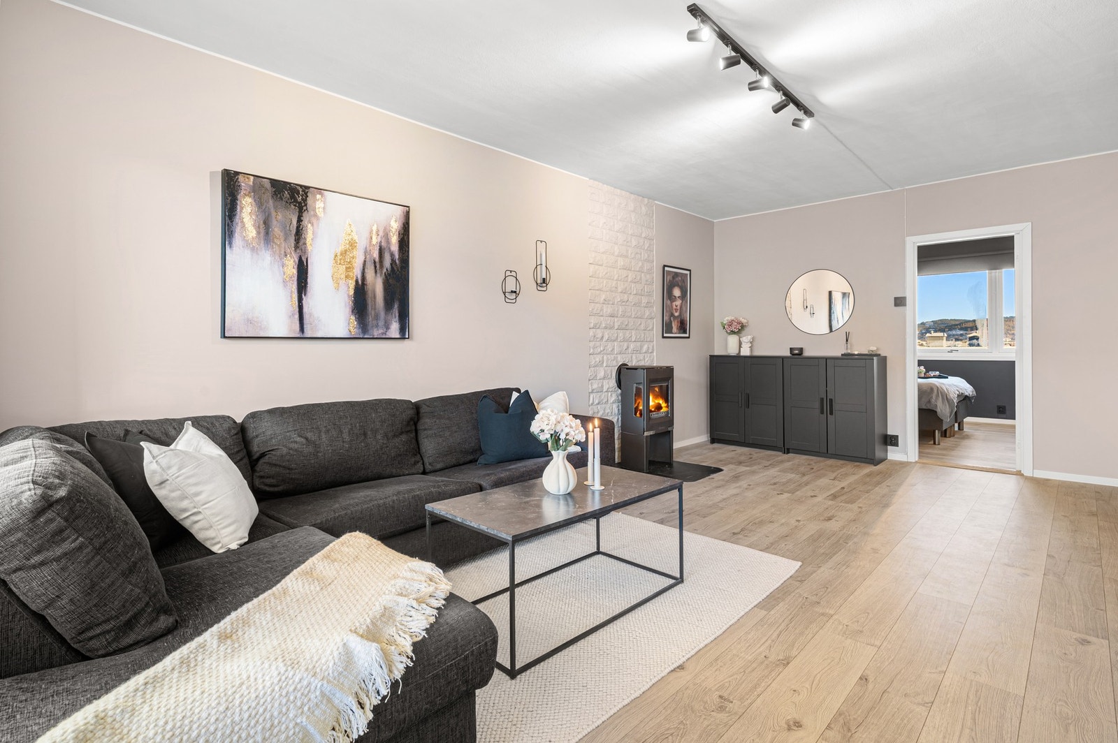 Leiligheten har en gjennomtenkt planløsning med gode og naturlige soner. Stueområdet er hele 22,2m² som gir ypperlige møbleringsmuligheter. Galleribilde