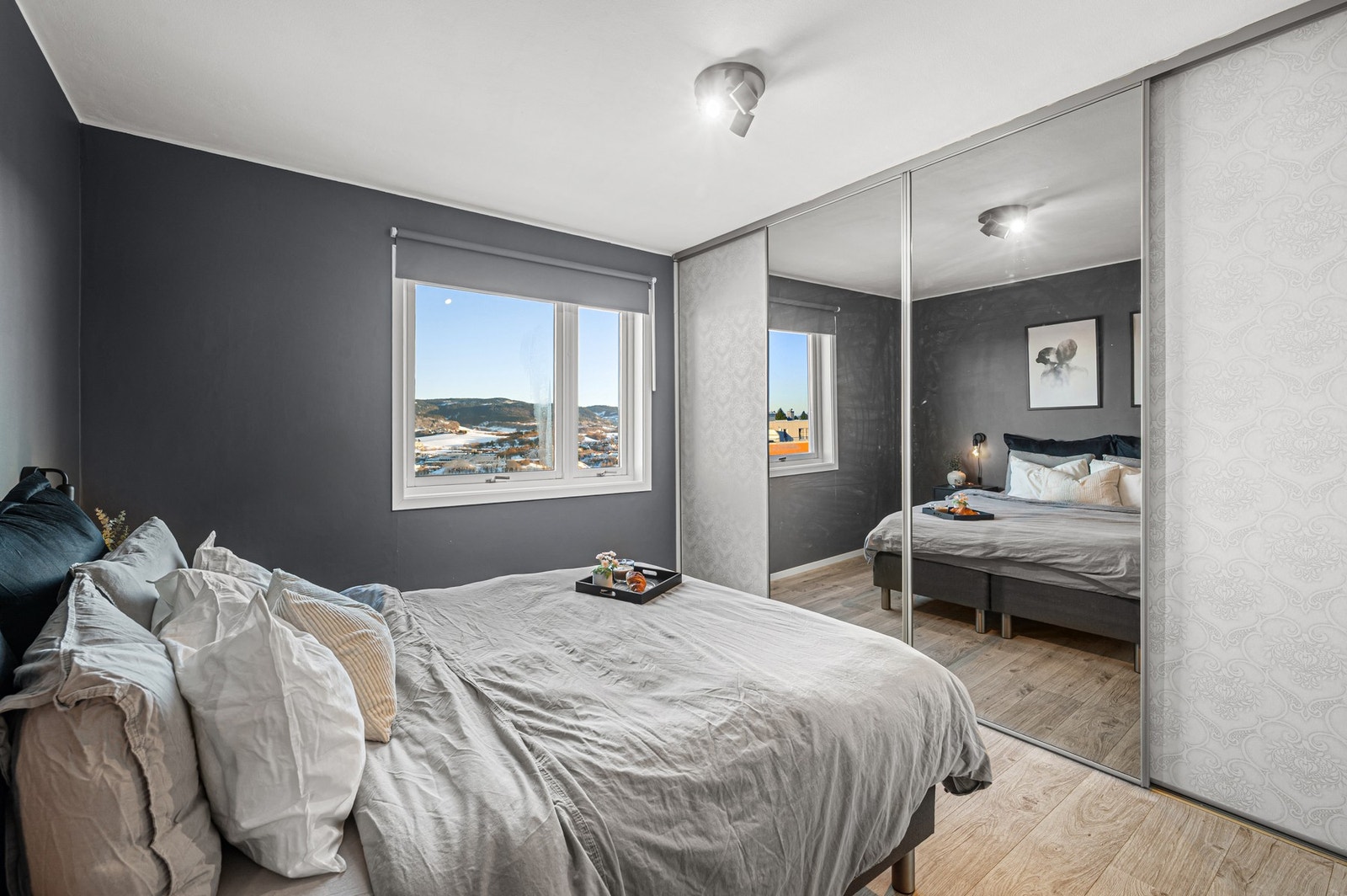 God plass til ønsket soveroms møblement og skyvedørsgarderobe. Galleribilde