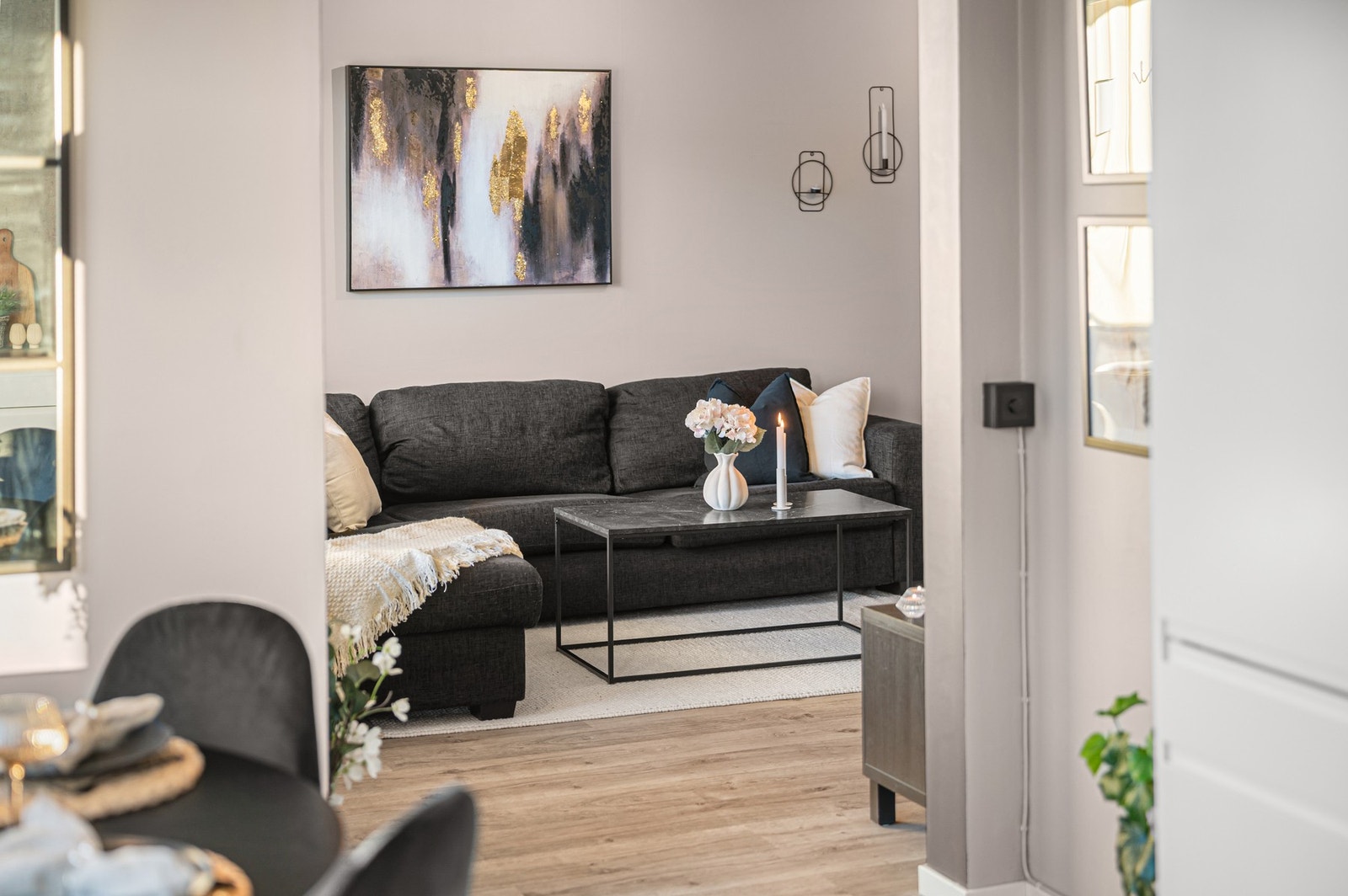 Gulvet er av slitesterkt laminat og kler leiligheten svært godt. Galleribilde